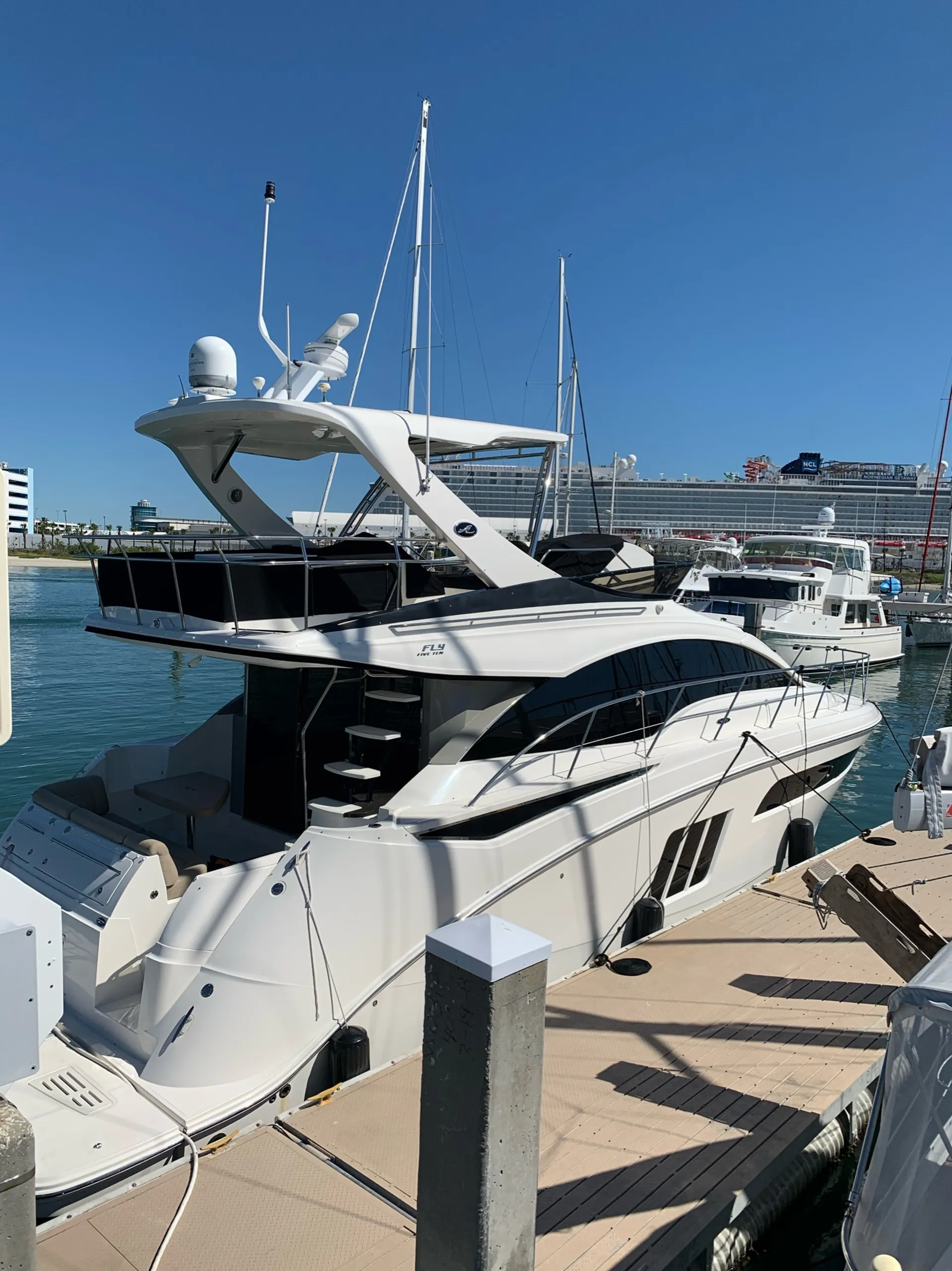 Luxurious 51’ Flybridge Yacht