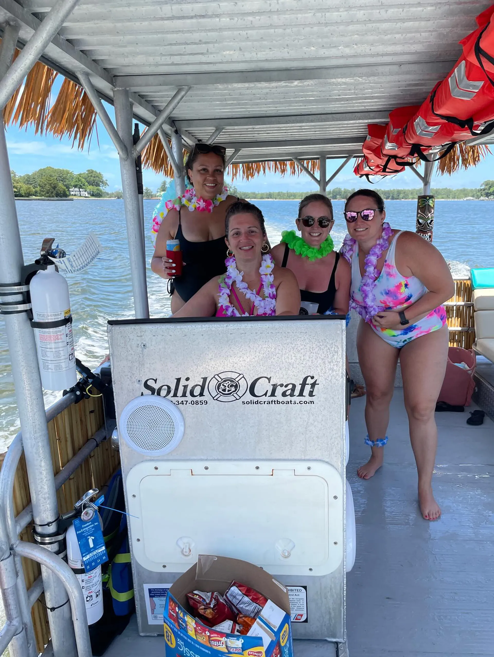 Comfortable Tiki boat!! FREE gas! BYOB 🎊🎉 1-6 passengers 