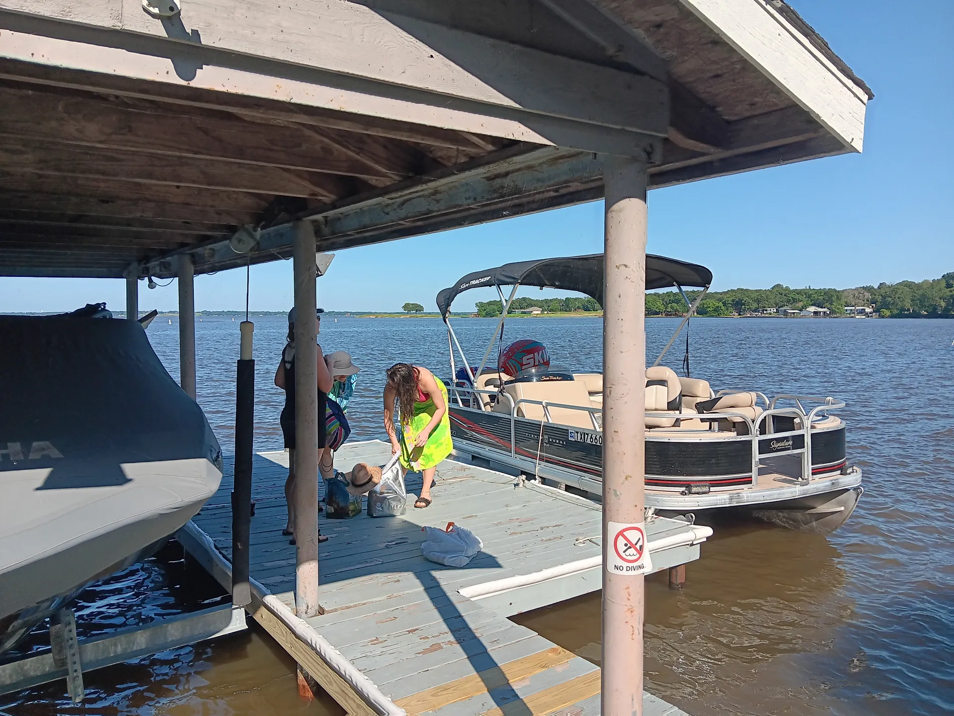 We Bring The Boat To You Anywhere On Cedar Creek Lake or Lake Athens