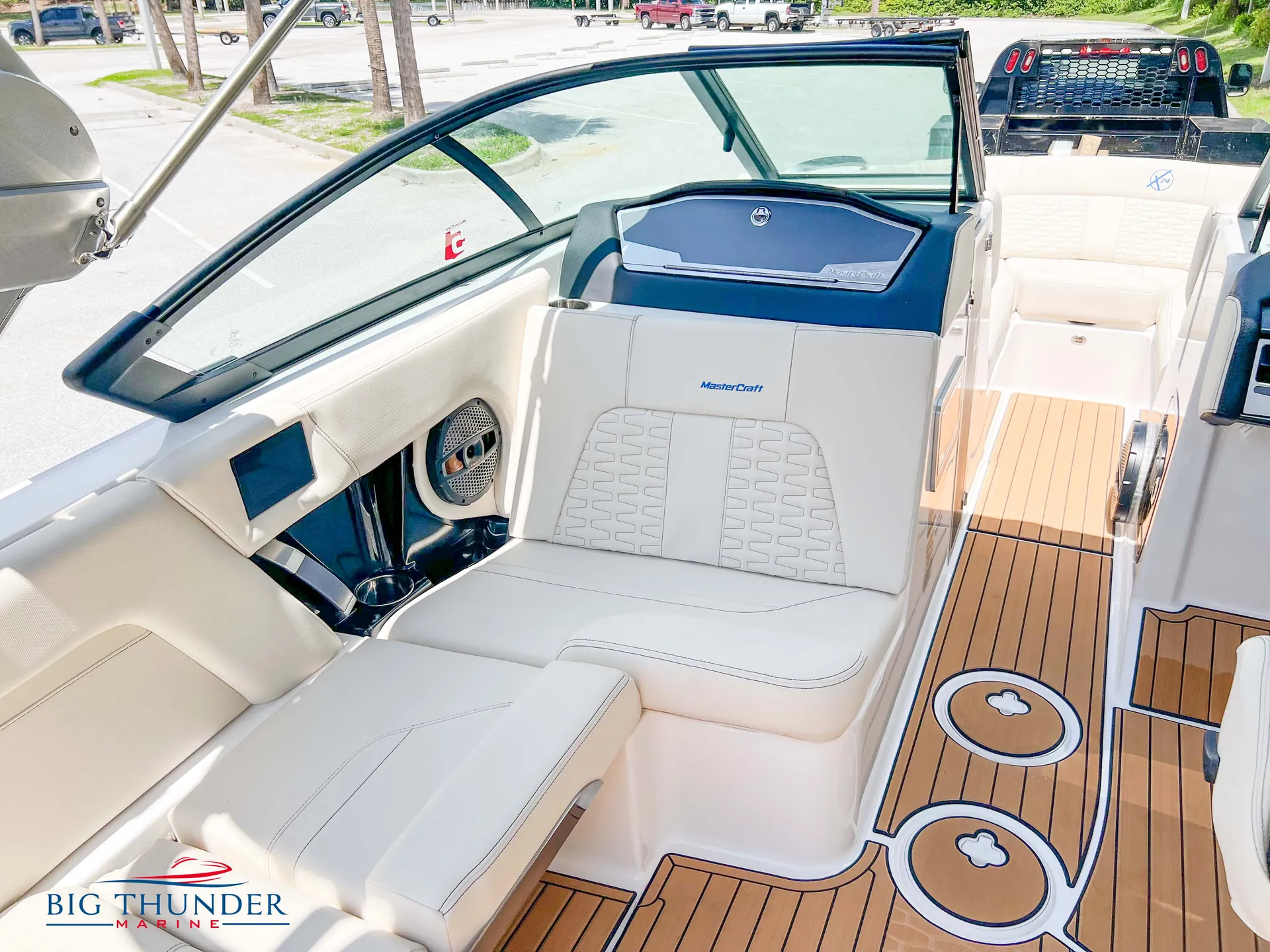 2023 Mastercraft X24 loaded surf wake boat - for your next lake trip!