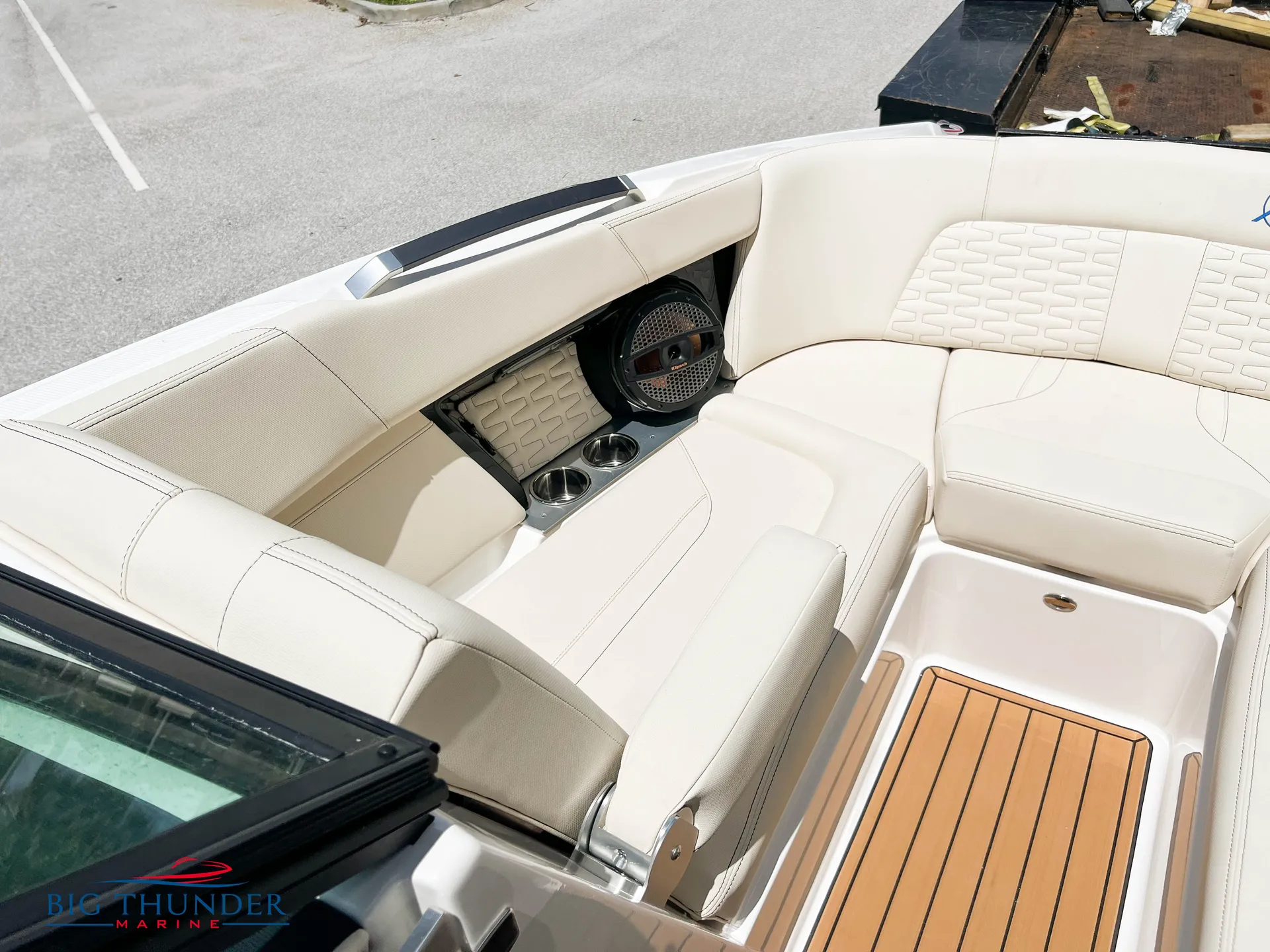 2023 Mastercraft X24 loaded surf wake boat - for your next lake trip!