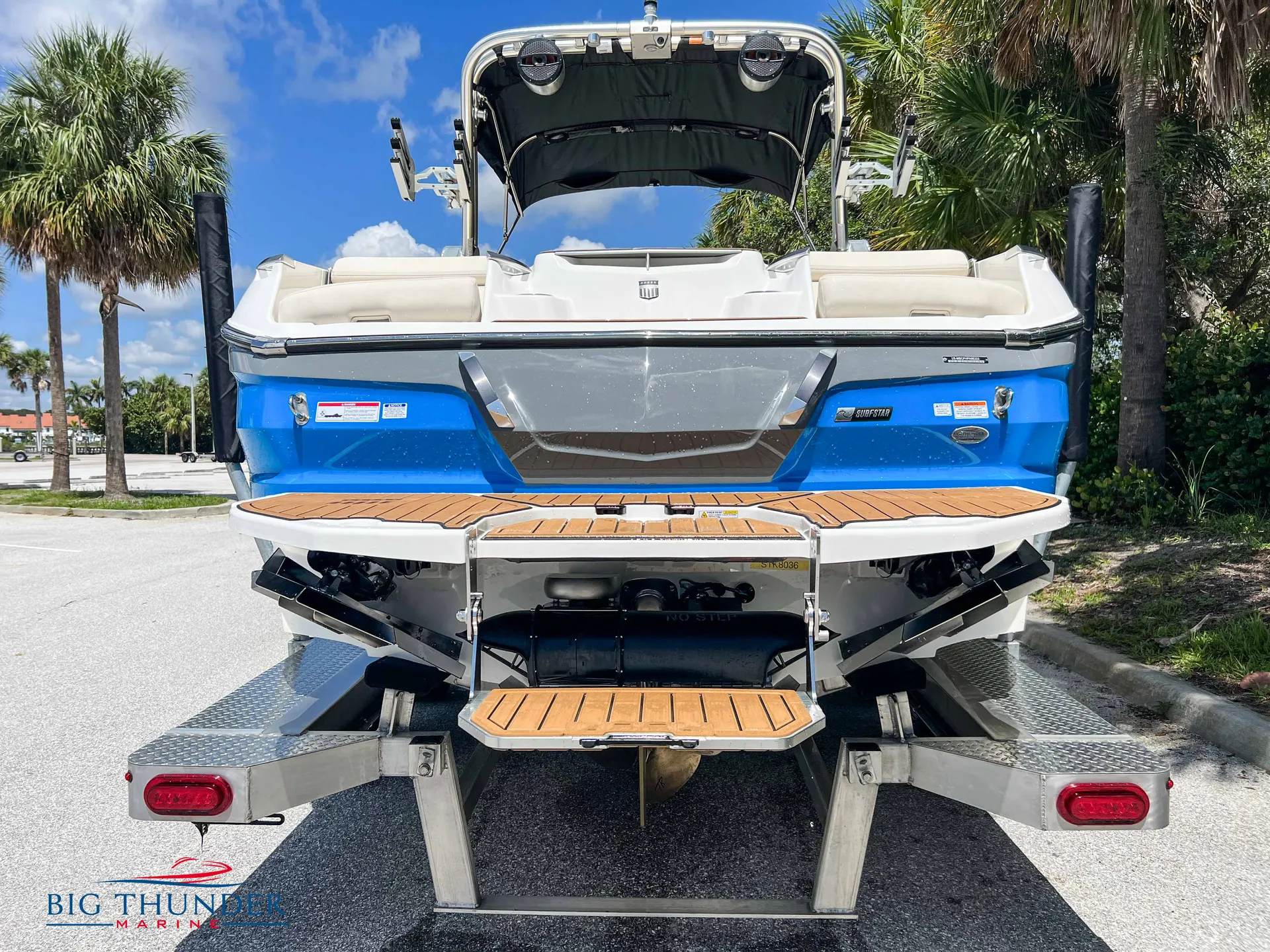 2023 Mastercraft X24 loaded surf wake boat - for your next lake trip!