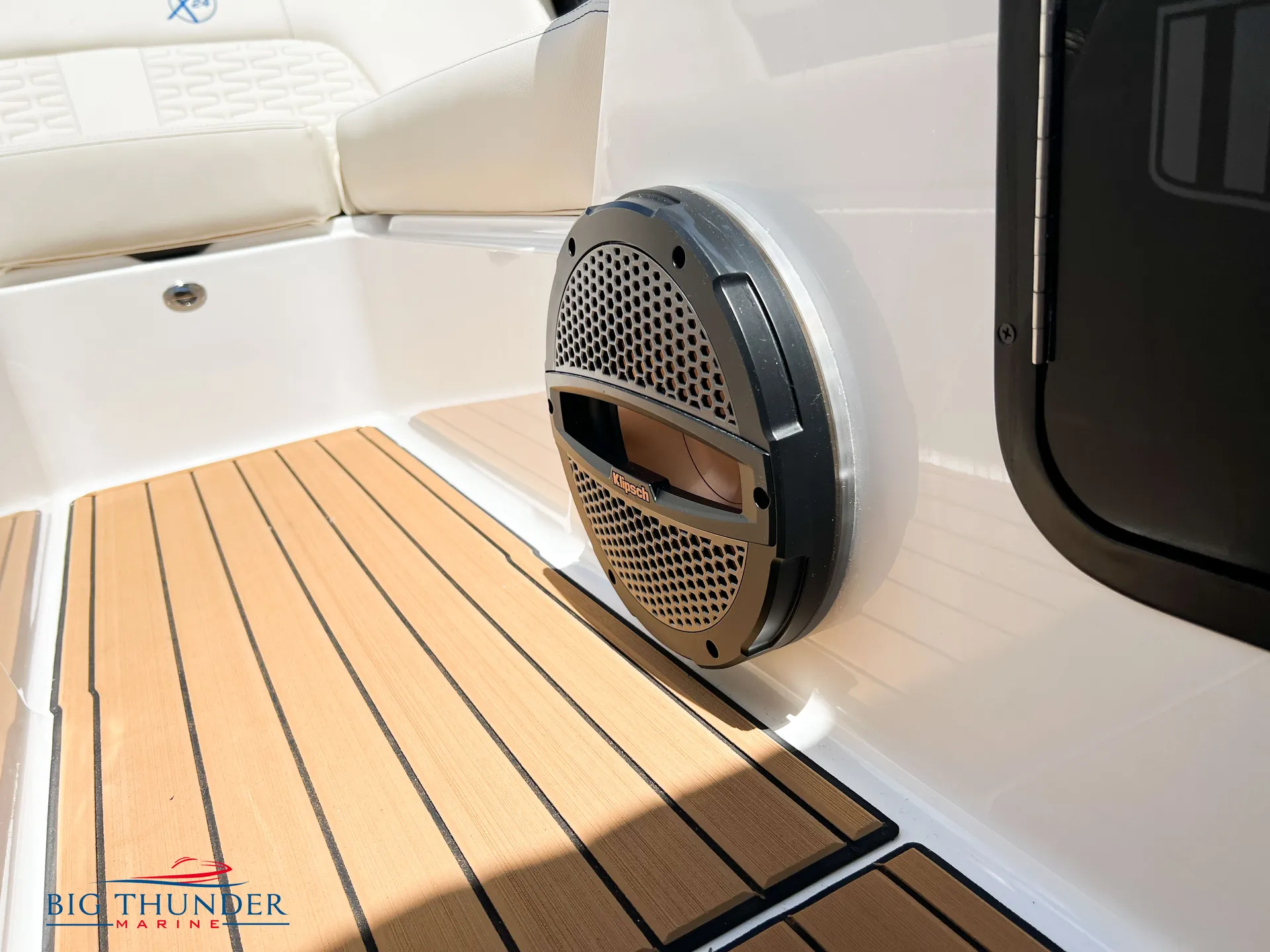 2023 Mastercraft X24 loaded surf wake boat - for your next lake trip!