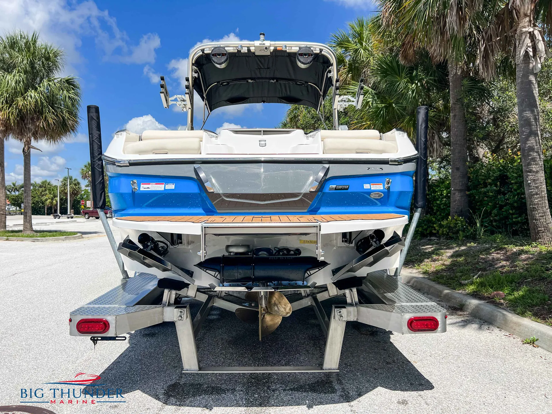 2023 Mastercraft X24 loaded surf wake boat - for your next lake trip!