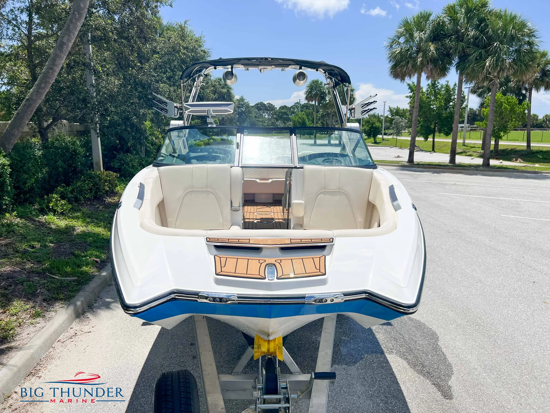 2023 Mastercraft X24 loaded surf wake boat - for your next lake trip!