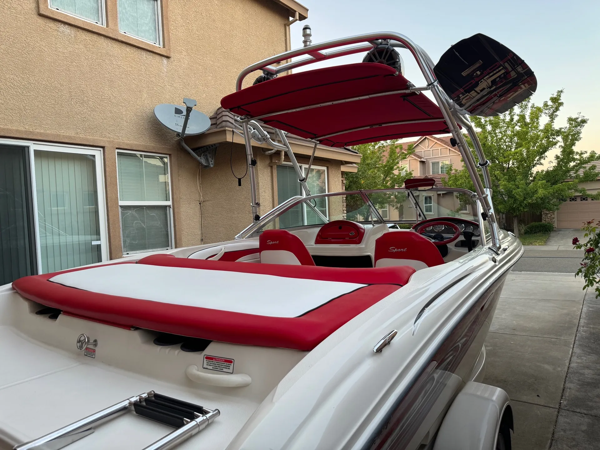 Sea Ray Ski Boat with all the toys + LOUD Sound System with Subwoofer!