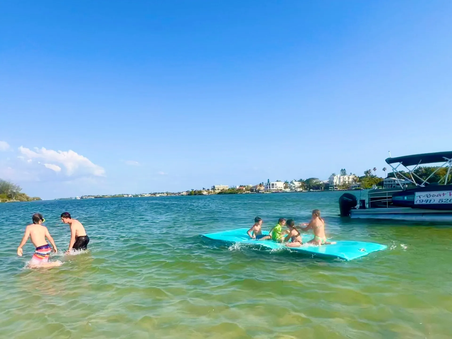 Super Comfy 22’ Pontoon In Bradenton / fuel Included!