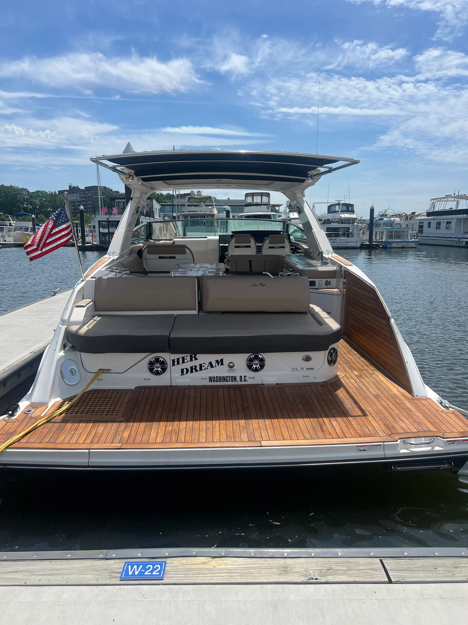 Want to entertain?... Welcome aboard "The Entertainer"! 40' Sea Ray