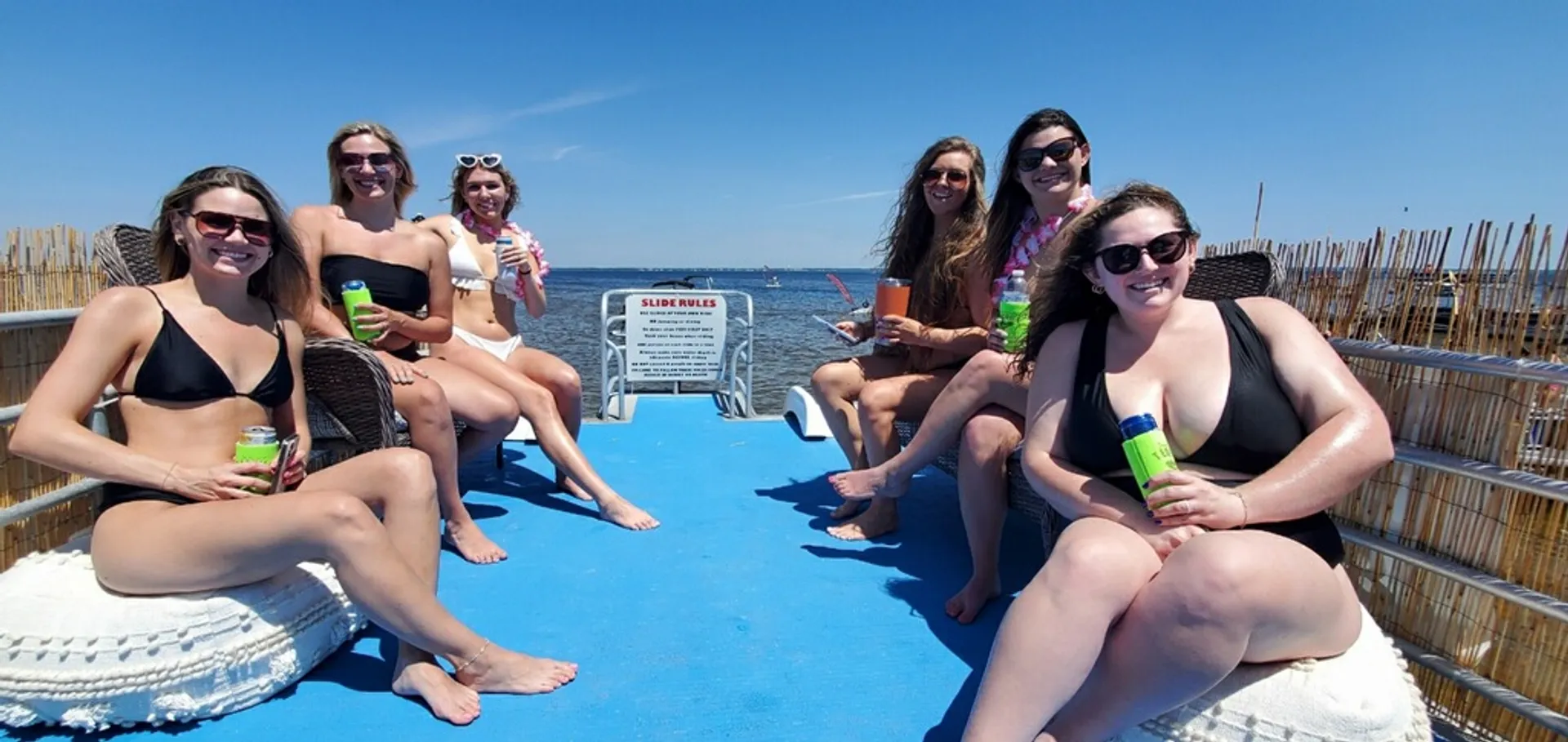Tiki Themed Hula-Mama 30 ft pontoon 2slides 150 HP Fuel Included 