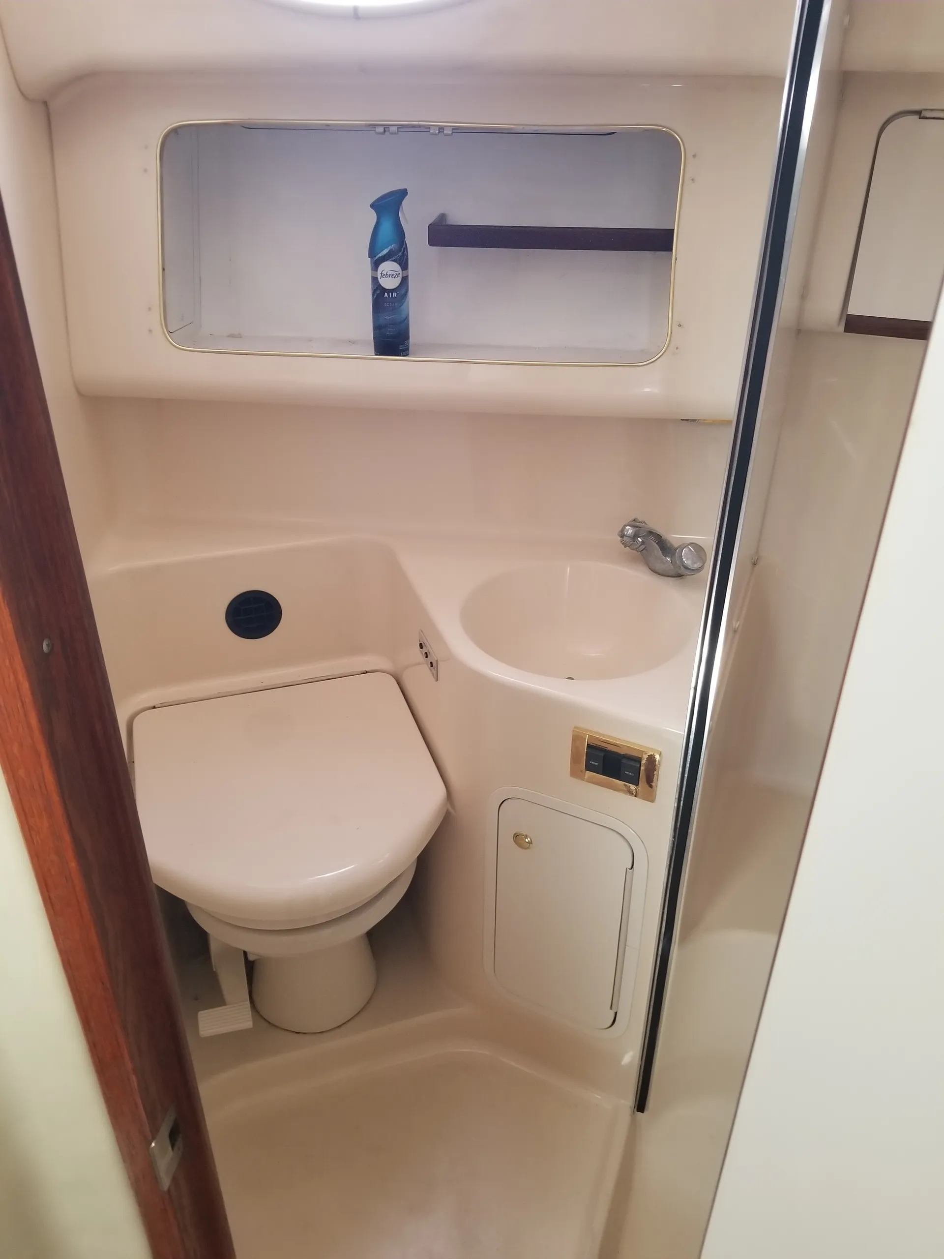 Luxurious Sea Ray Sedan Bridge 40' Yacht