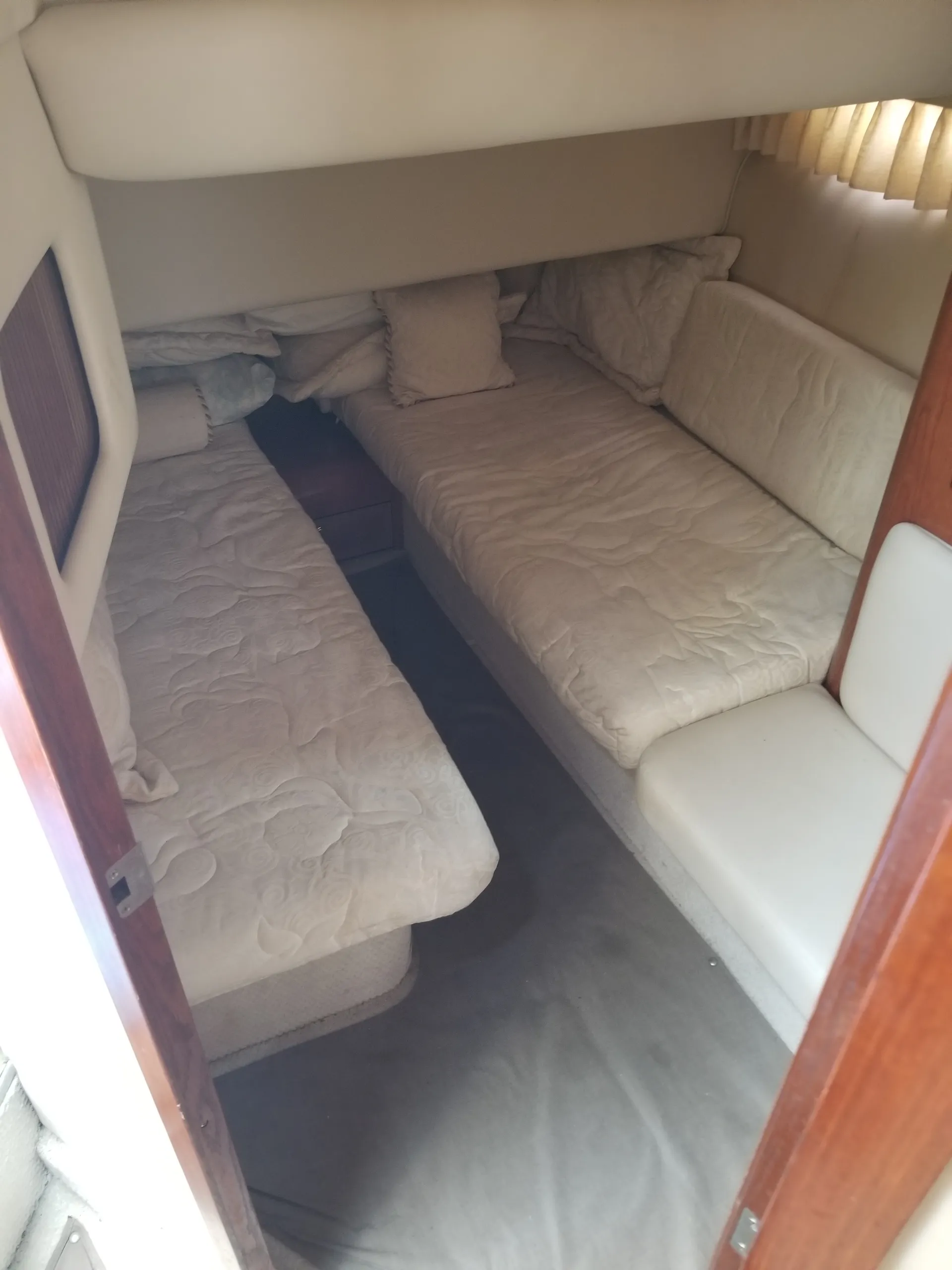 Luxurious Sea Ray Sedan Bridge 40' Yacht