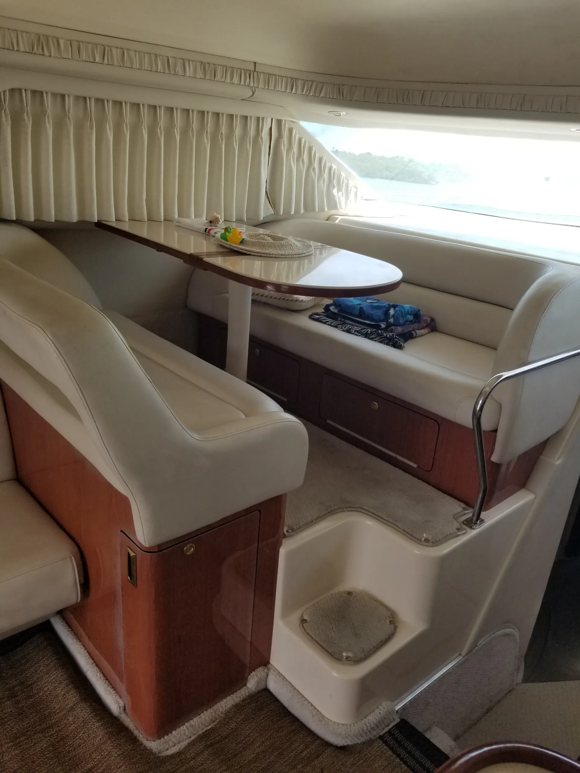 Luxurious Sea Ray Sedan Bridge 40' Yacht
