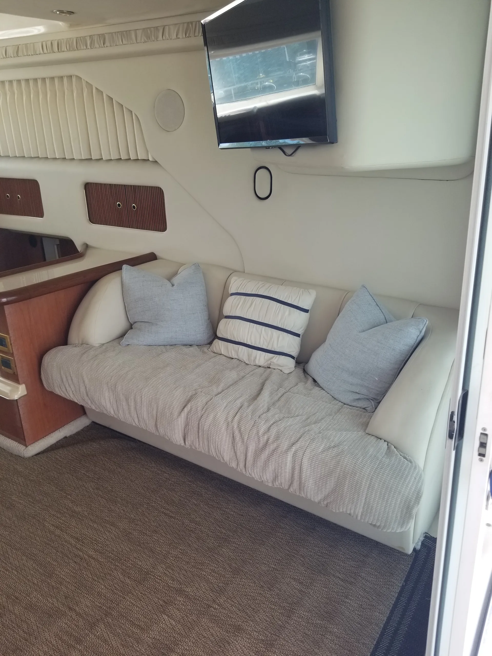 Luxurious Sea Ray Sedan Bridge 40' Yacht