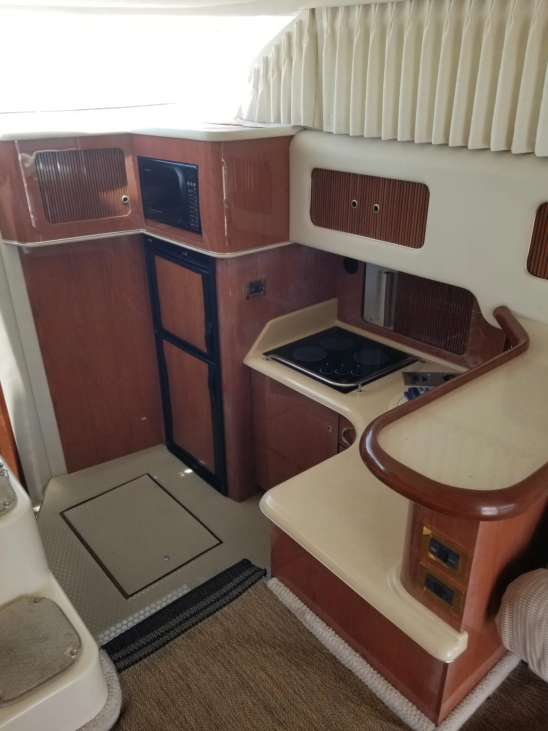 Luxurious Sea Ray Sedan Bridge 40' Yacht
