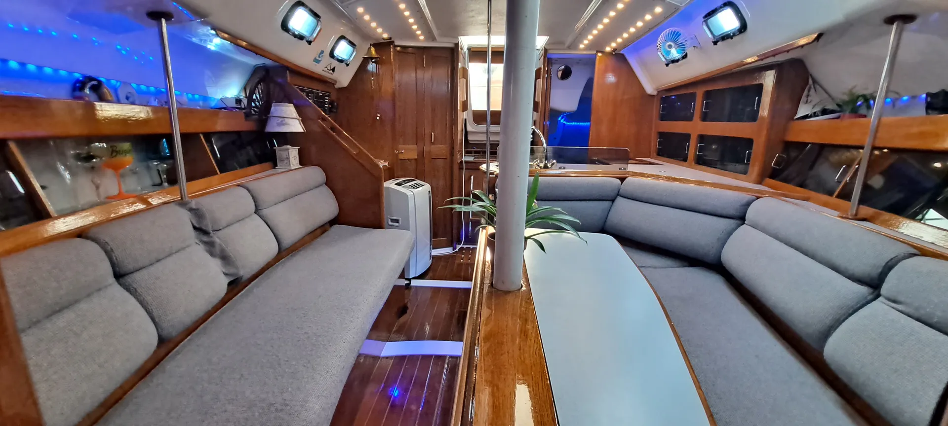 HUNTER LEGEND 35 SAILBOAT CRUISER MOTORSAILER