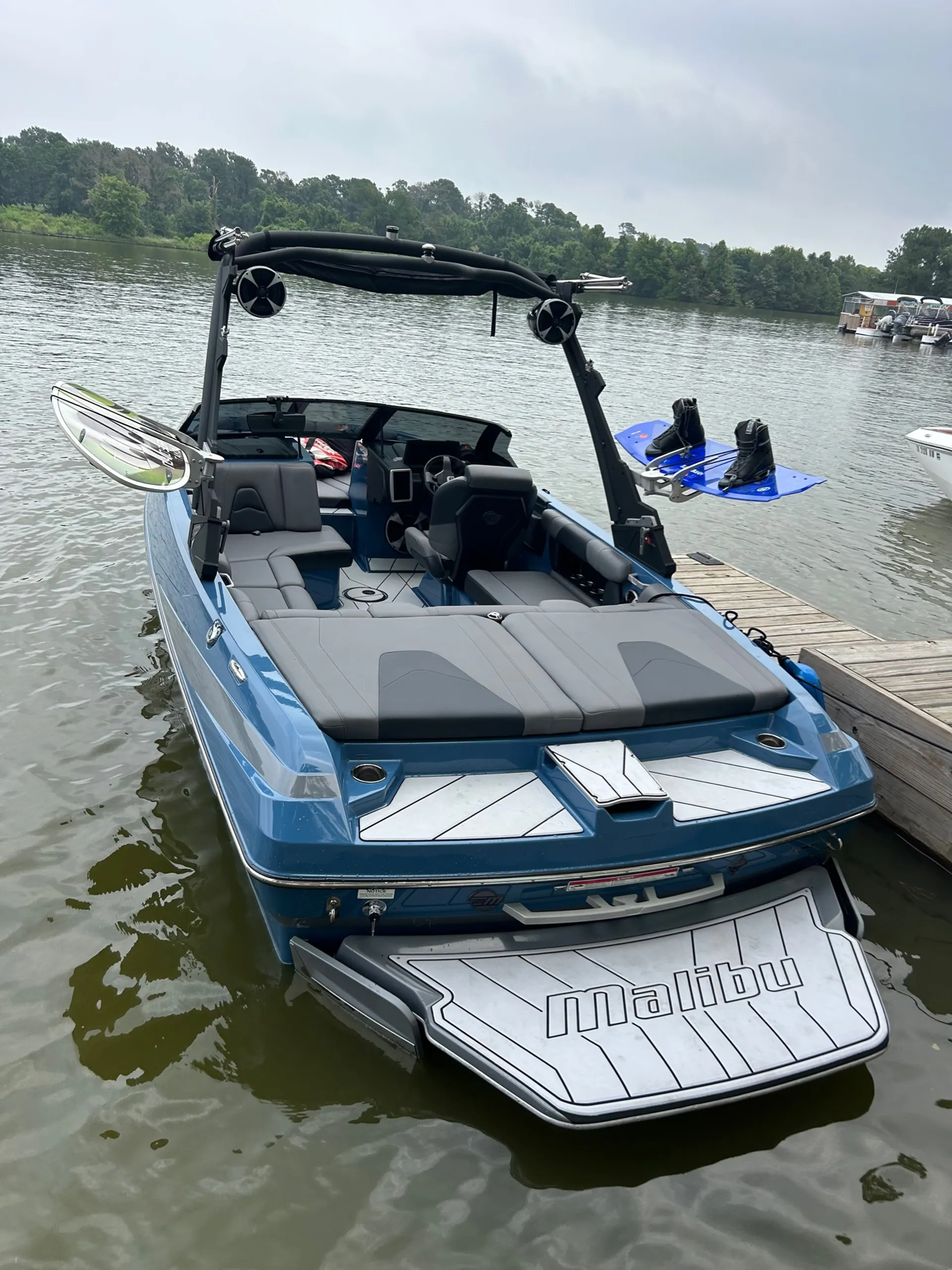 21ft Malibu VLX. Perfect all around boat