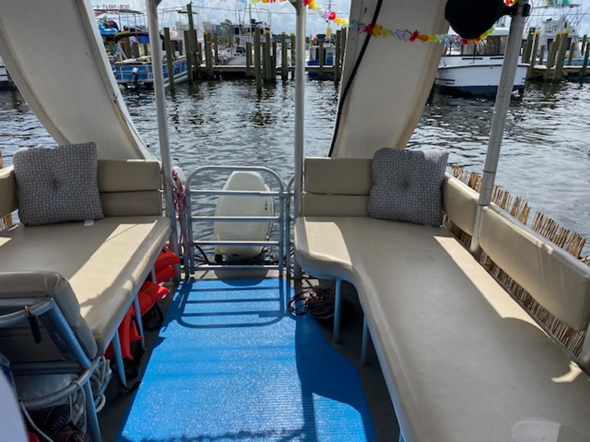 Tiki Themed Hula-Mama 30 ft pontoon 2slides 150 HP Fuel Included 