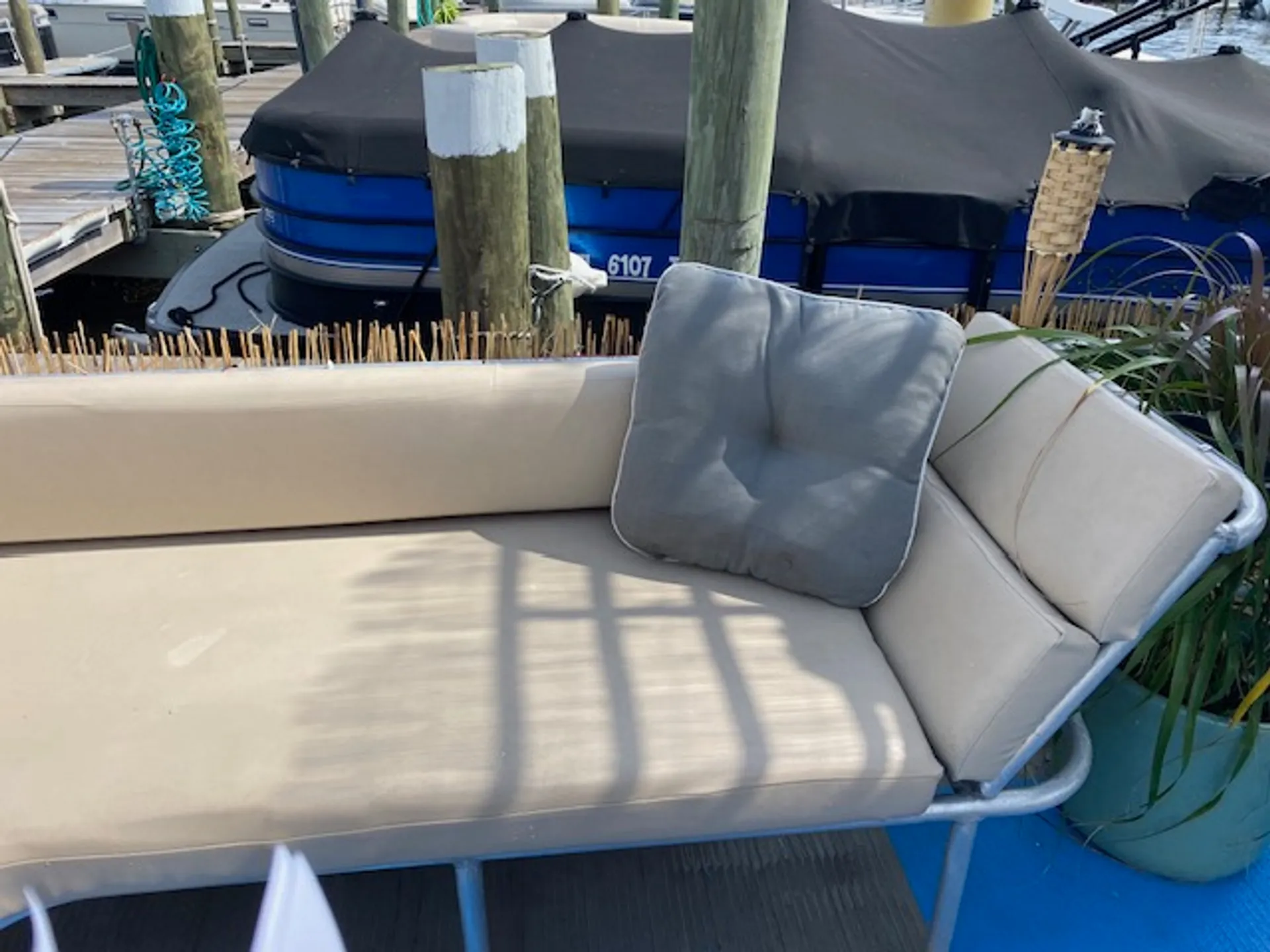 Tiki Themed Hula-Mama 30 ft pontoon 2slides 150 HP Fuel Included 