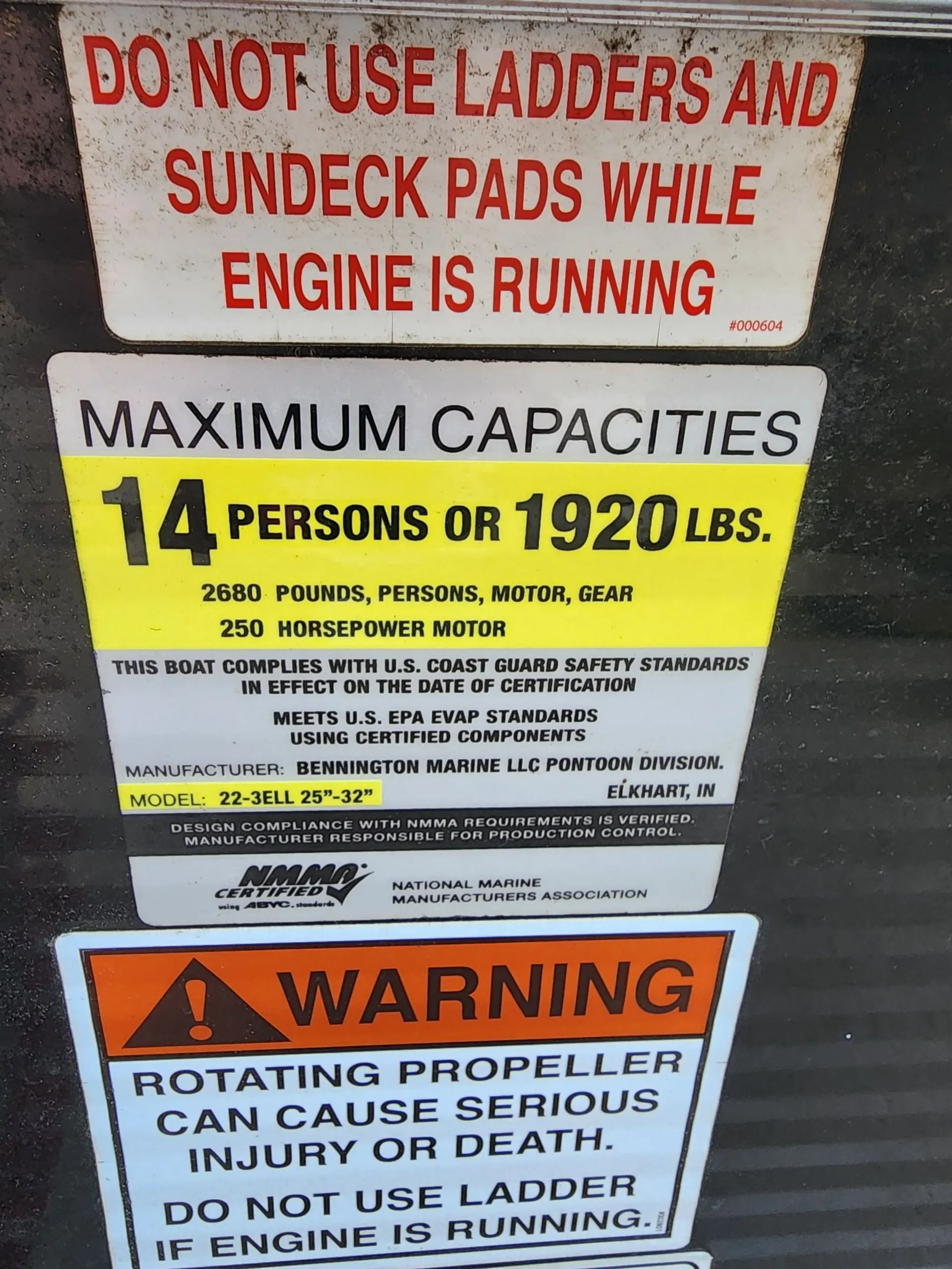 Bennington Pontoon for 14 people - Broken Bow Lake