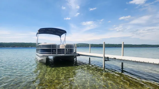 Rent a SOUTH BAY PONTOONS pontoon in Suttons Bay, MI near me