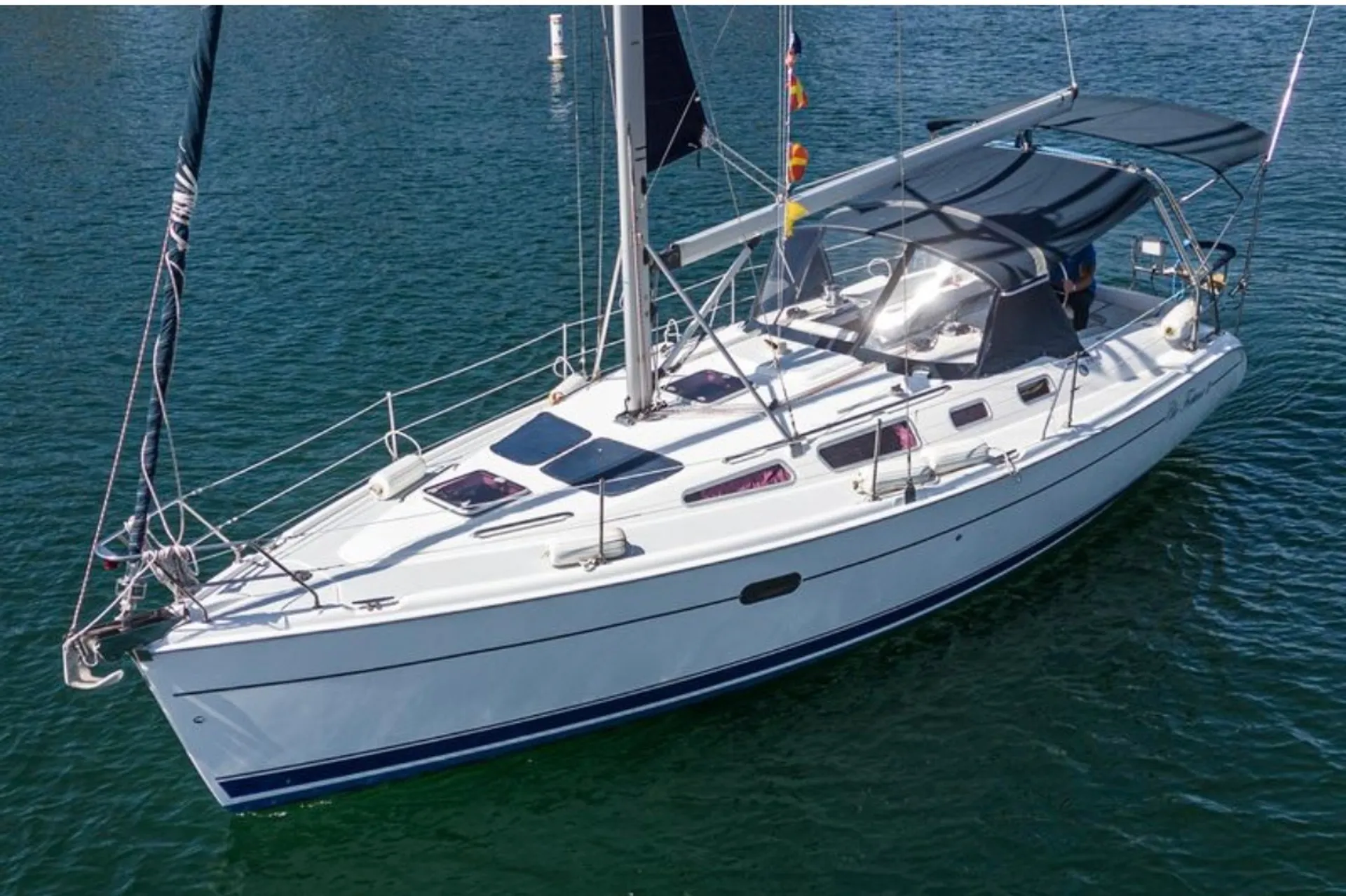 Sail in style on Deja Blue our 36 foot Hunter Yatch 🐬⛵️