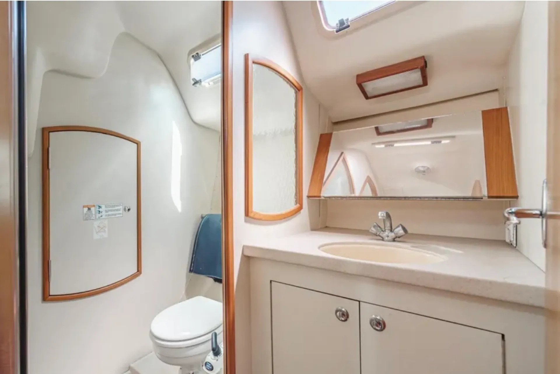 Sail in style on Deja Blue our 36 foot Hunter Yatch 🐬⛵️