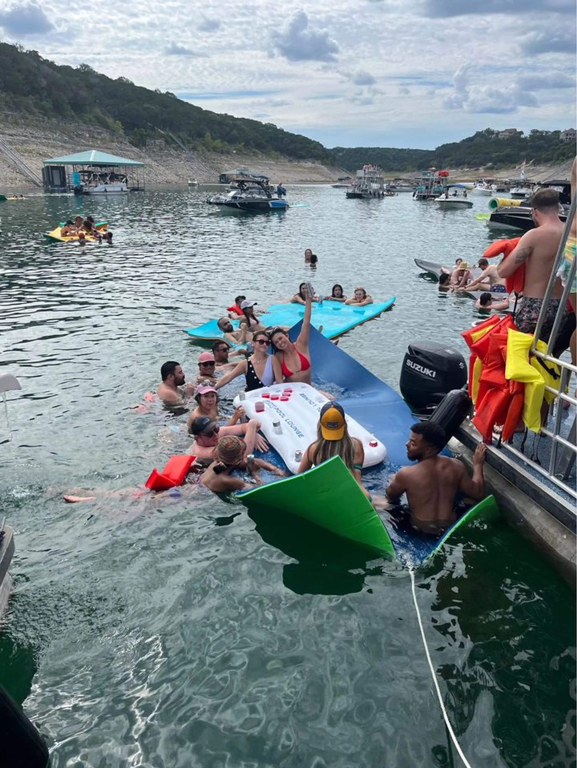 20ft Regal Bowrider For Amazing Memories on Lake Travis