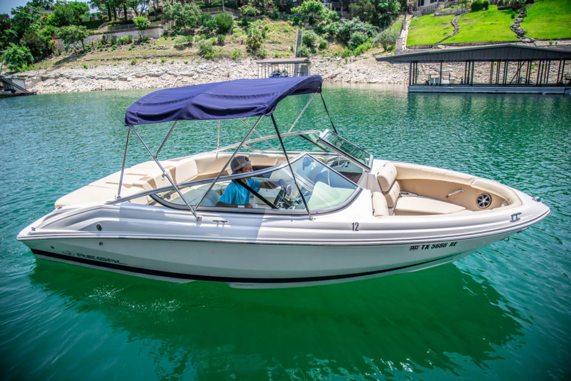 20ft Regal Bowrider For Amazing Memories on Lake Travis