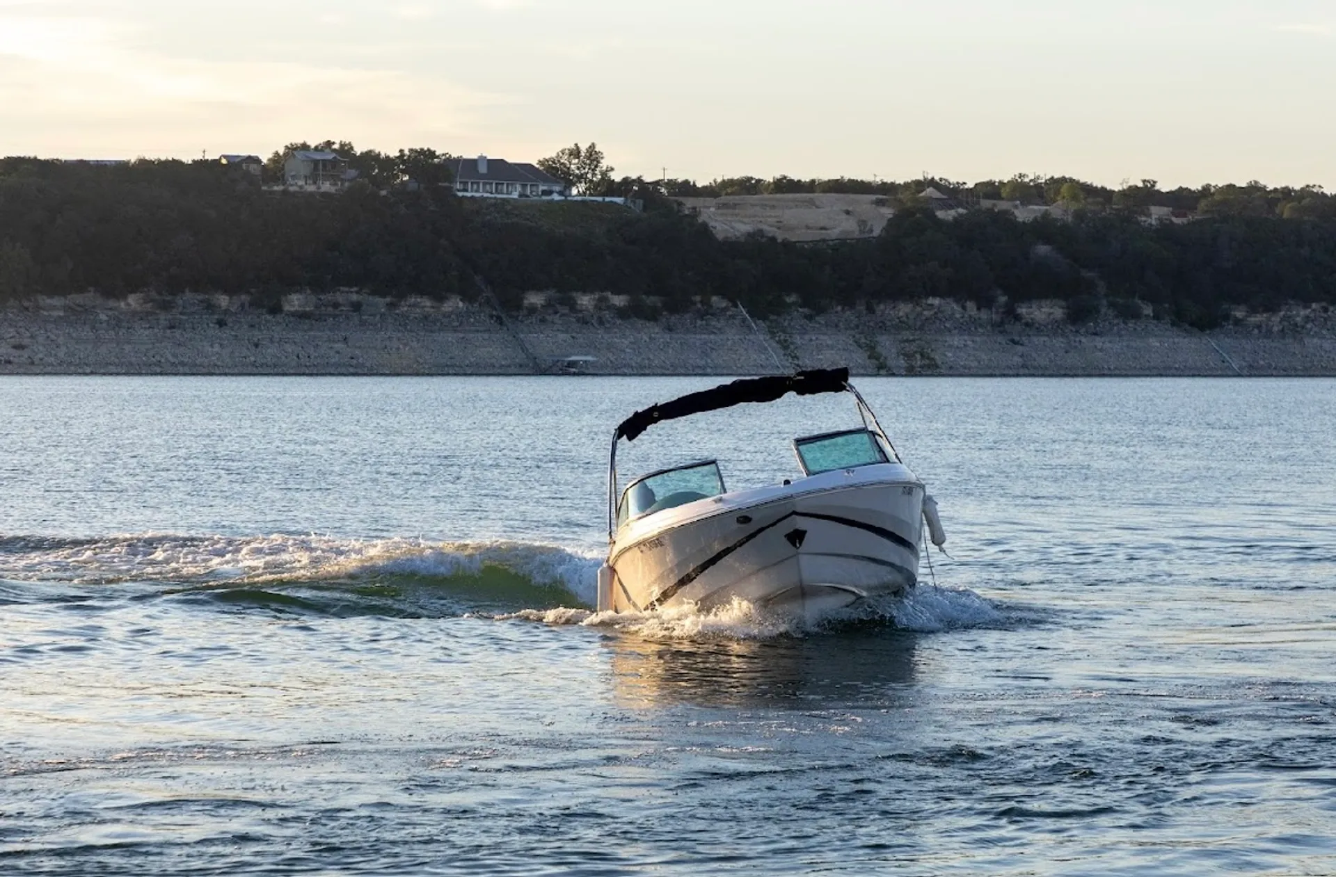 20ft Regal Bowrider For Amazing Memories on Lake Travis