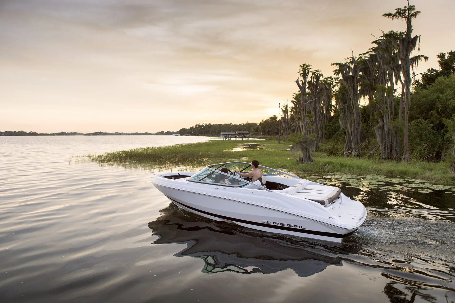 20ft Regal Bowrider For Amazing Memories on Lake Travis