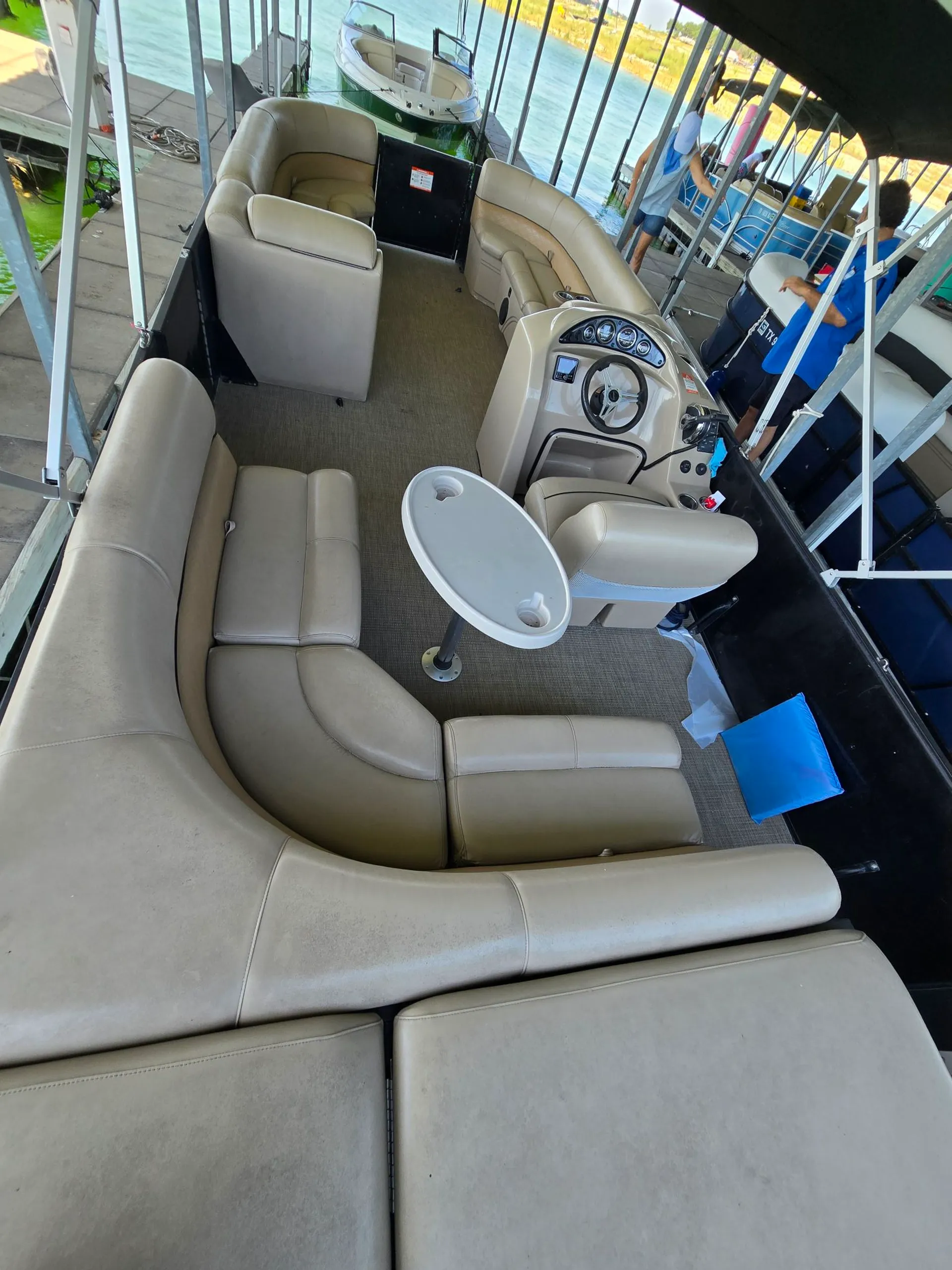 Amazing Pontoon boat on lake travis captain incluided 15 people