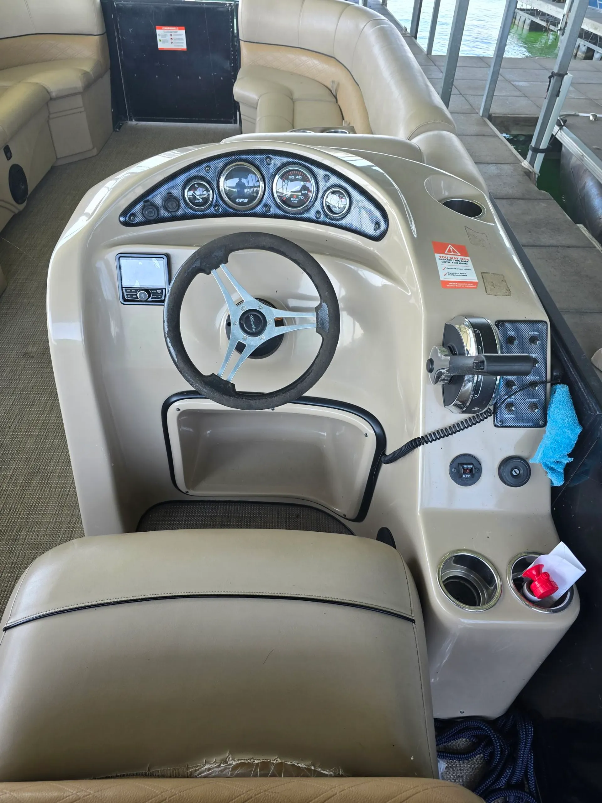 Amazing Pontoon boat on lake travis captain incluided 15 people