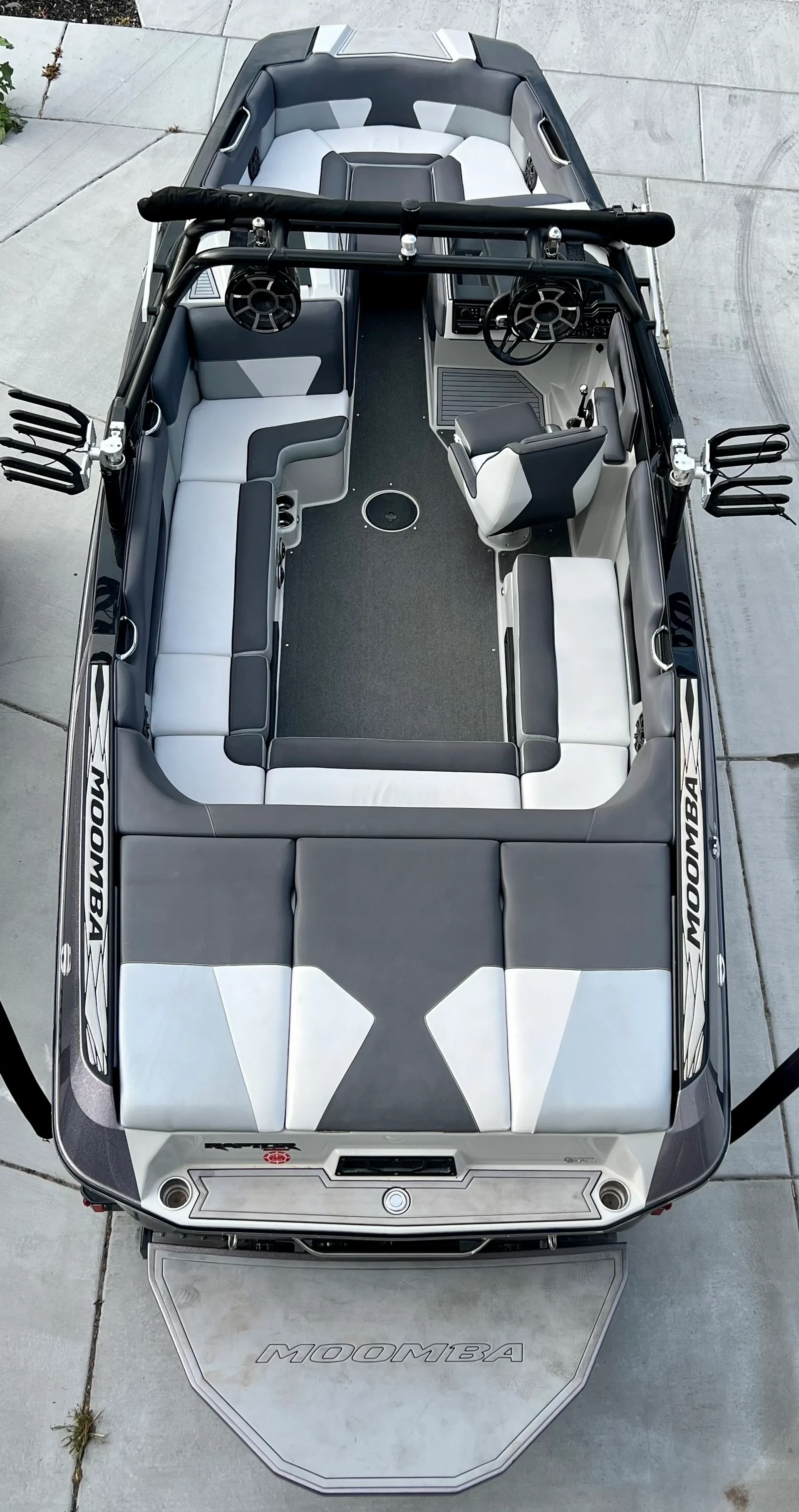 Perfect boat to surf/wakeboard/ski/tube with all the family/friends