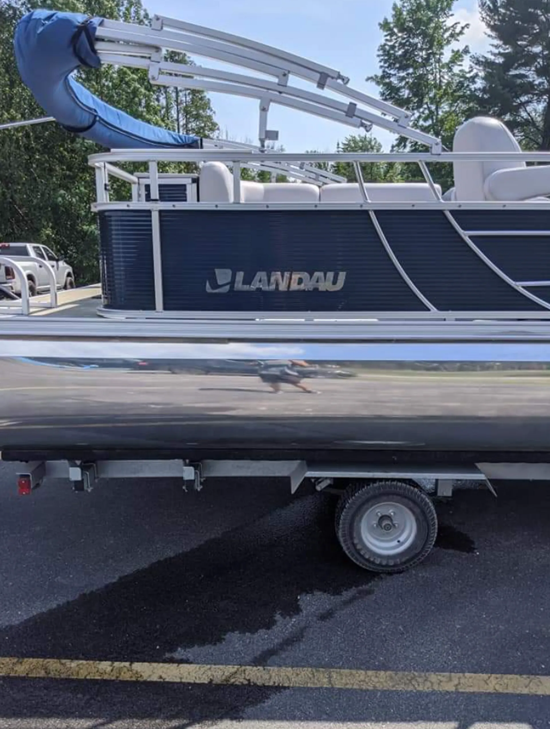 22 ft super clean pontoon boat ready to use in the Detroit River. 