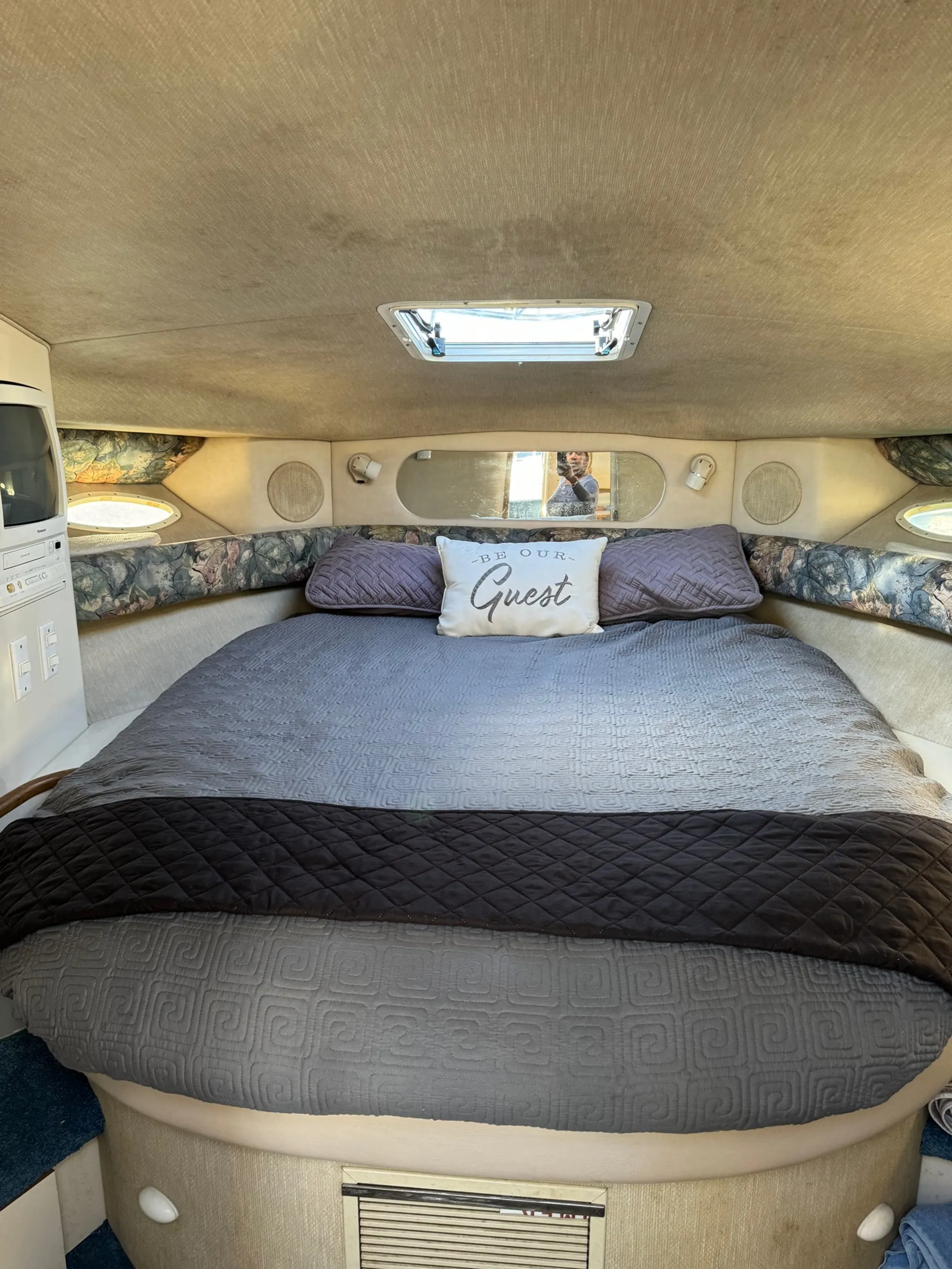 Sea Ray Yacht w/Hydraulic Swim Platform