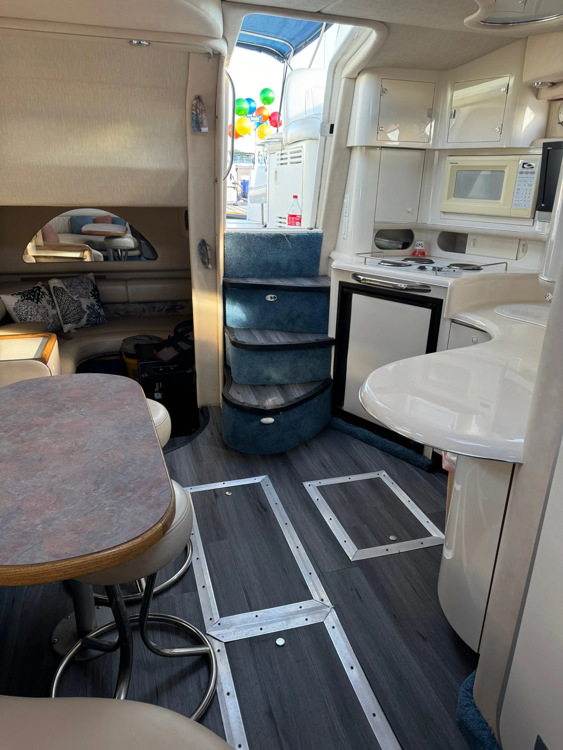 Sea Ray Yacht w/Hydraulic Swim Platform