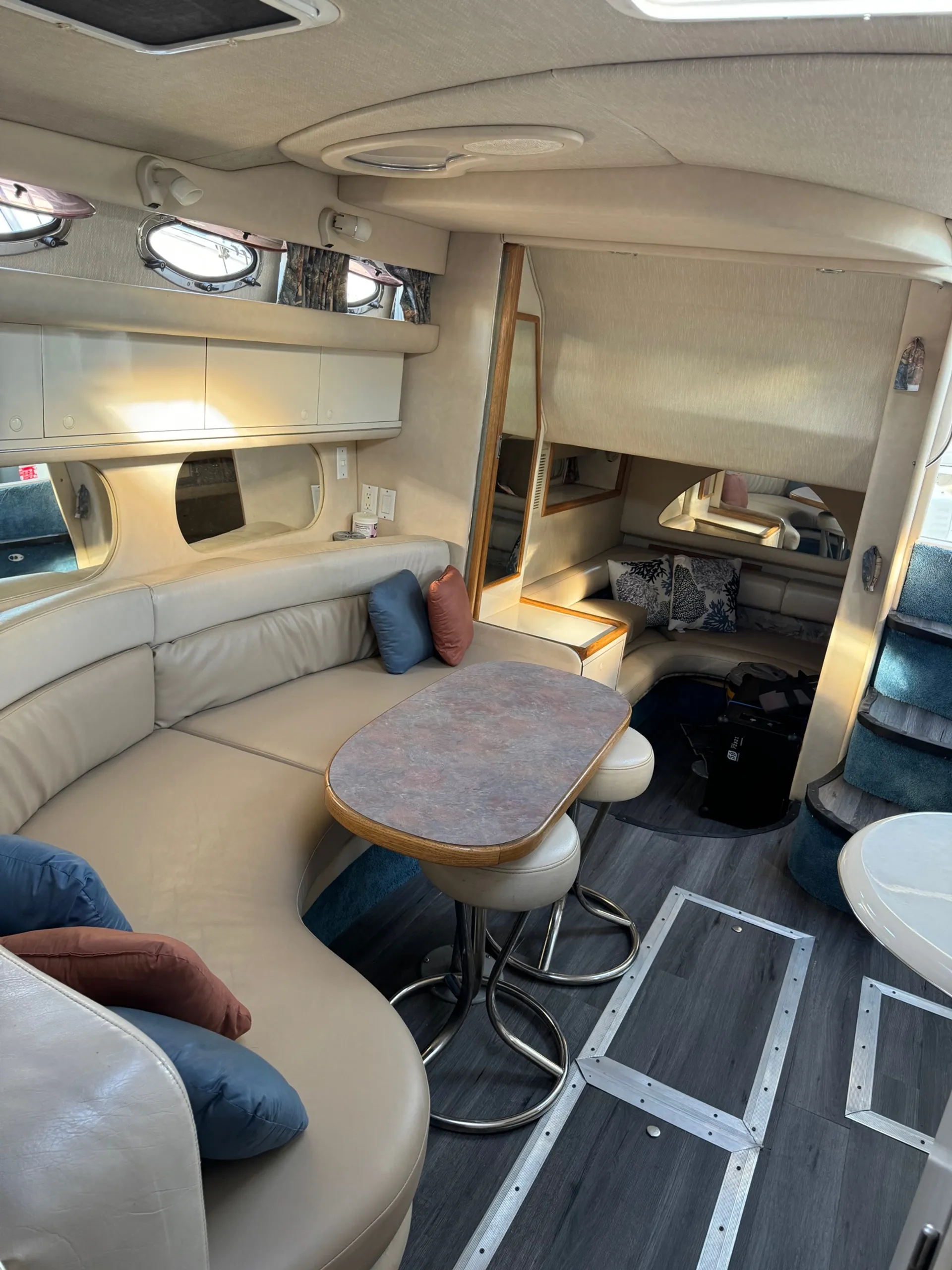 Sea Ray Yacht w/Hydraulic Swim Platform