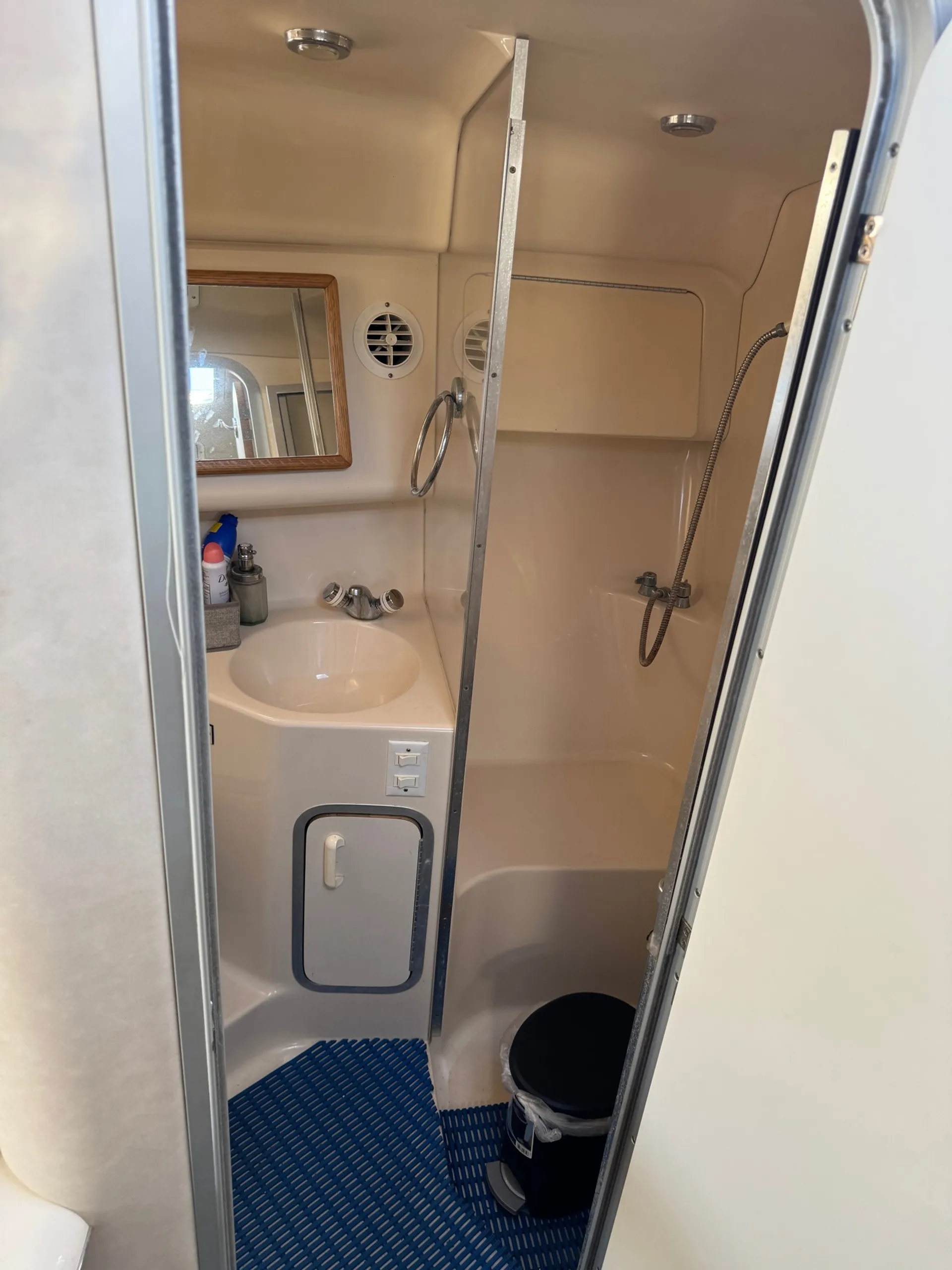 Sea Ray Yacht w/Hydraulic Swim Platform