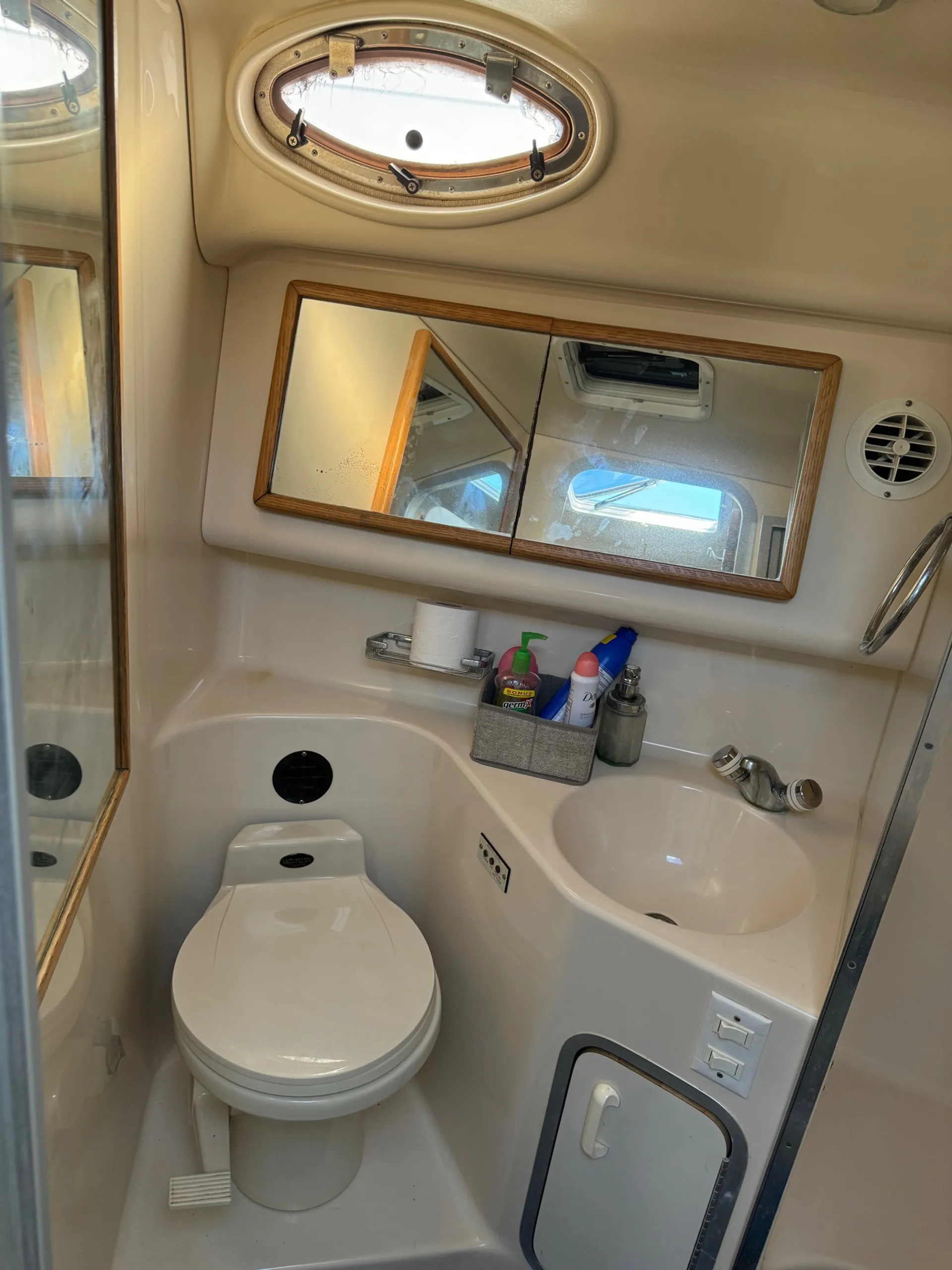 Sea Ray Yacht w/Hydraulic Swim Platform