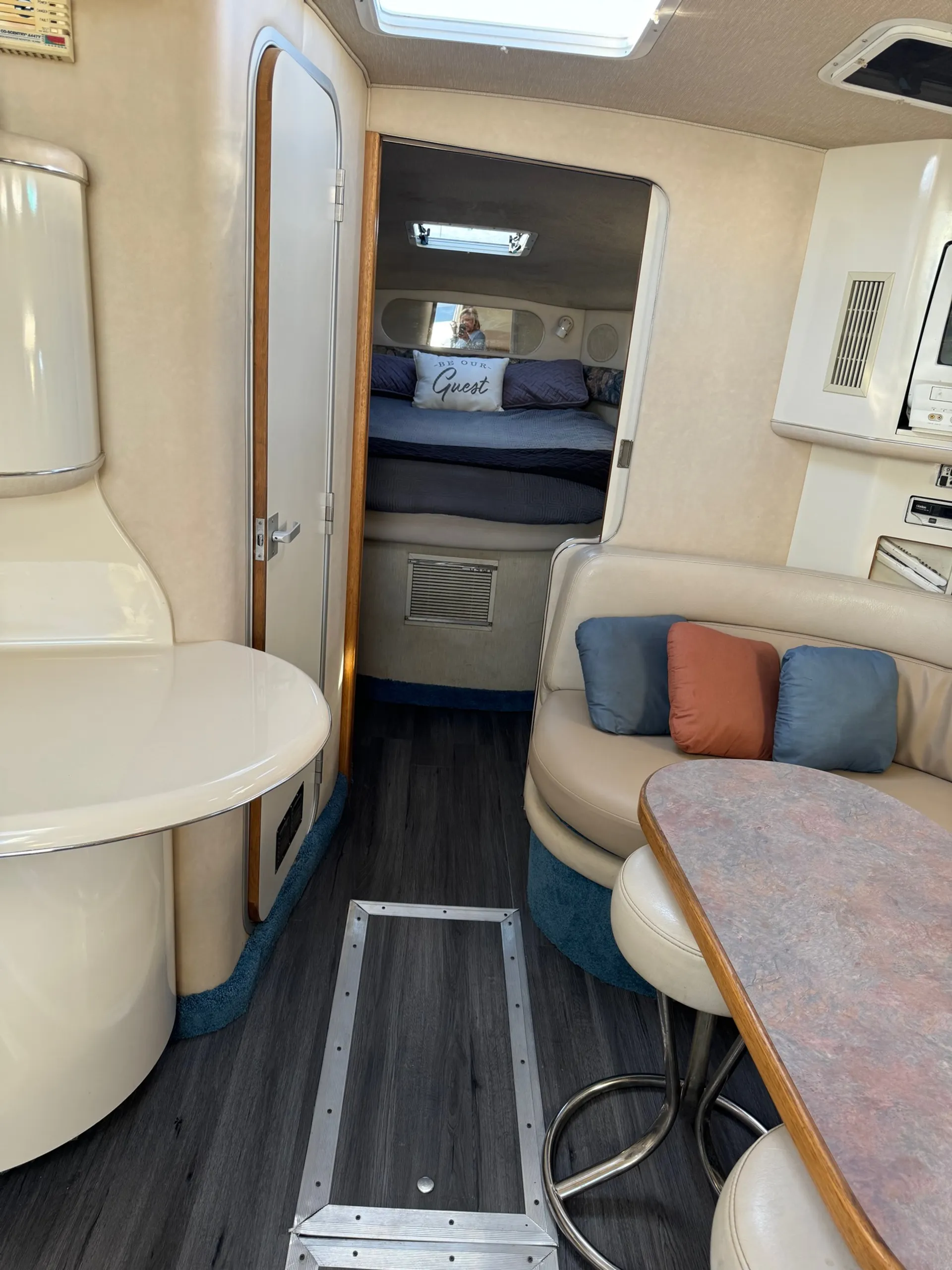 Sea Ray Yacht w/Hydraulic Swim Platform