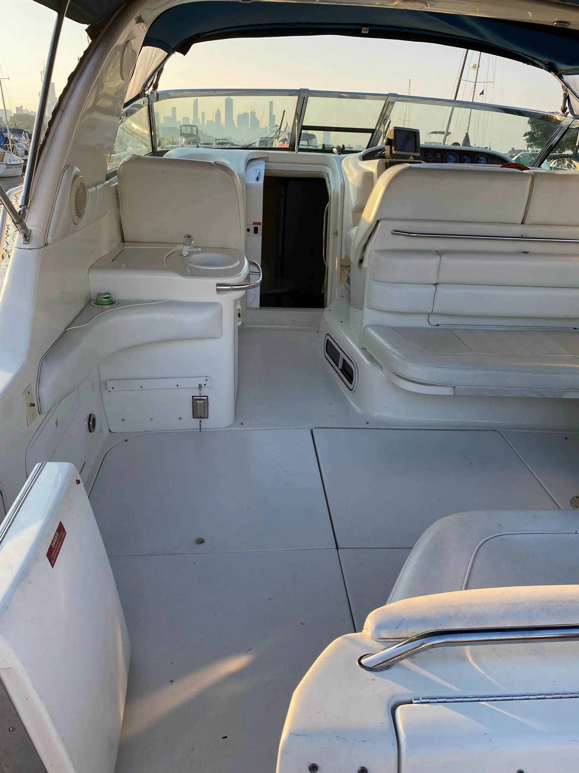 Sea Ray Yacht w/Hydraulic Swim Platform