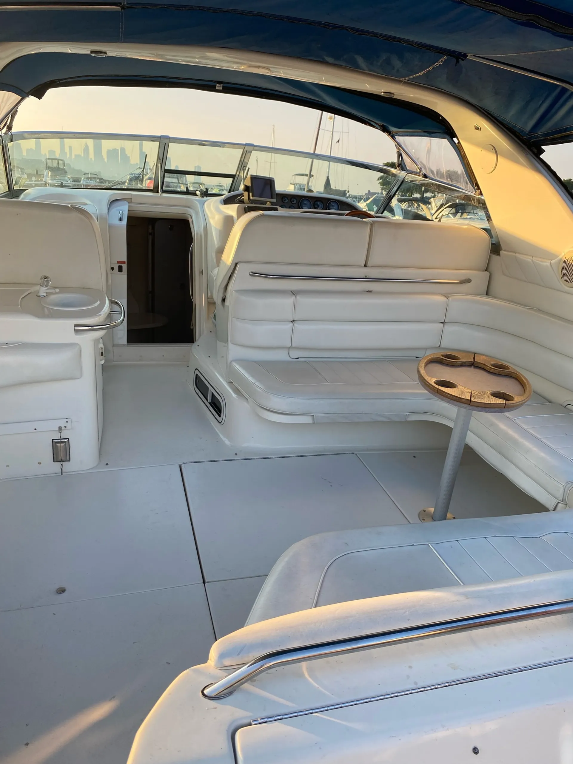 Sea Ray Yacht w/Hydraulic Swim Platform