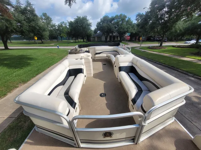 Rent a Voyager Marine pontoon in Cypress, TX near me