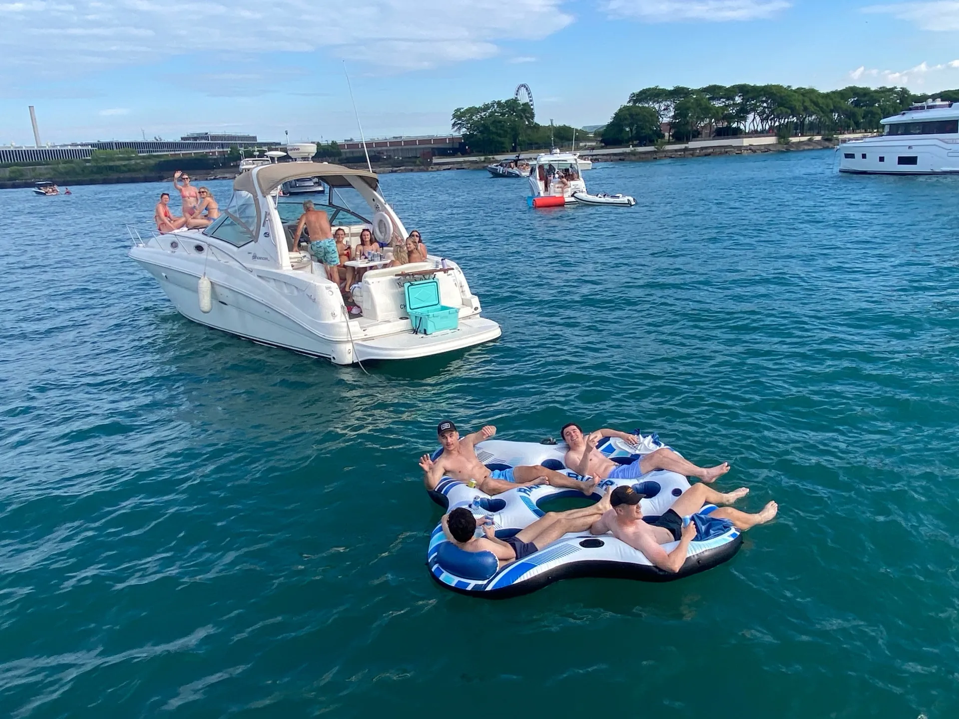 Sea Ray Boats 320 Sundancer in Chicago, IL — photo 3