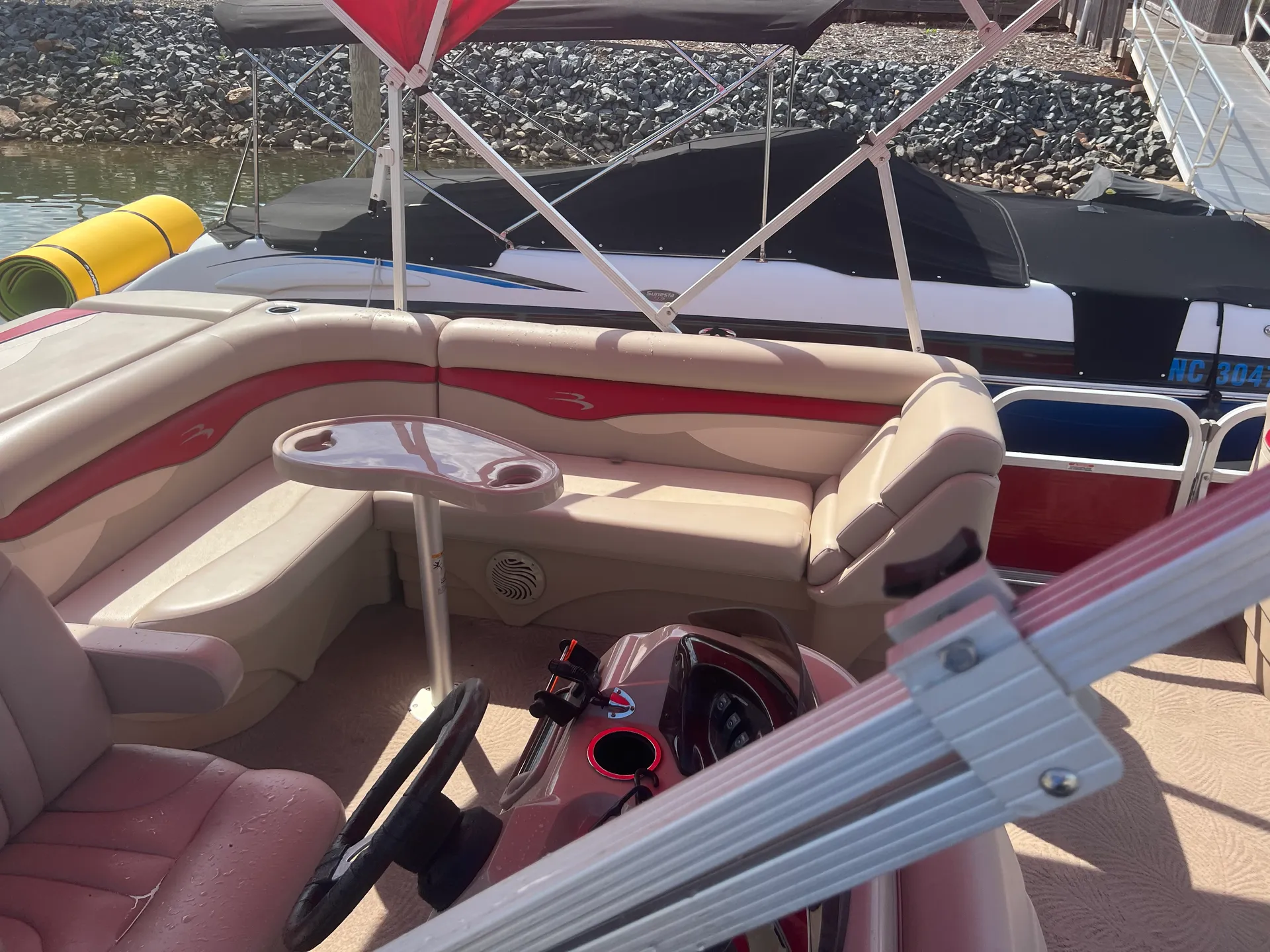 22 foot Bennington Pontoon - Family Friendly Fun