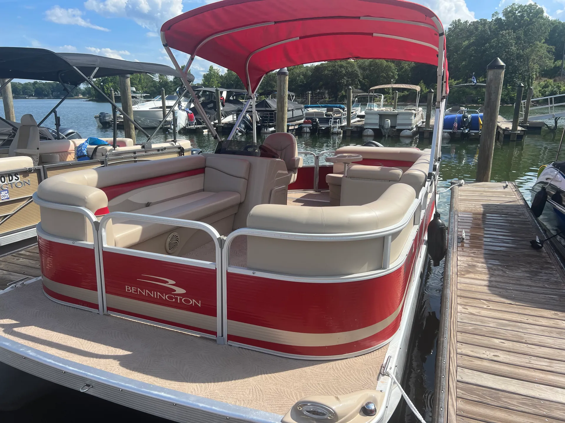 22 foot Bennington Pontoon - Family Friendly Fun