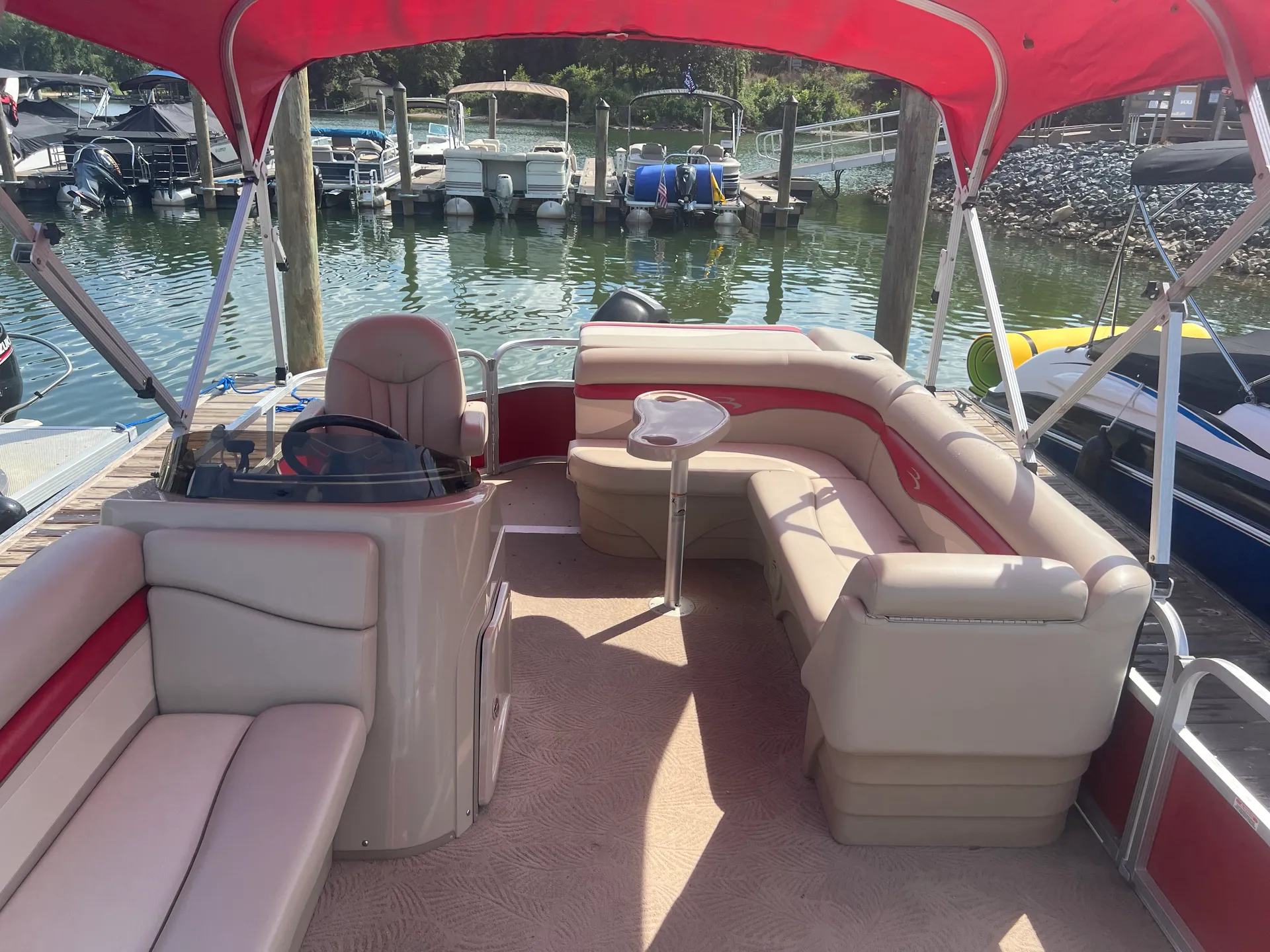 22 foot Bennington Pontoon - Family Friendly Fun