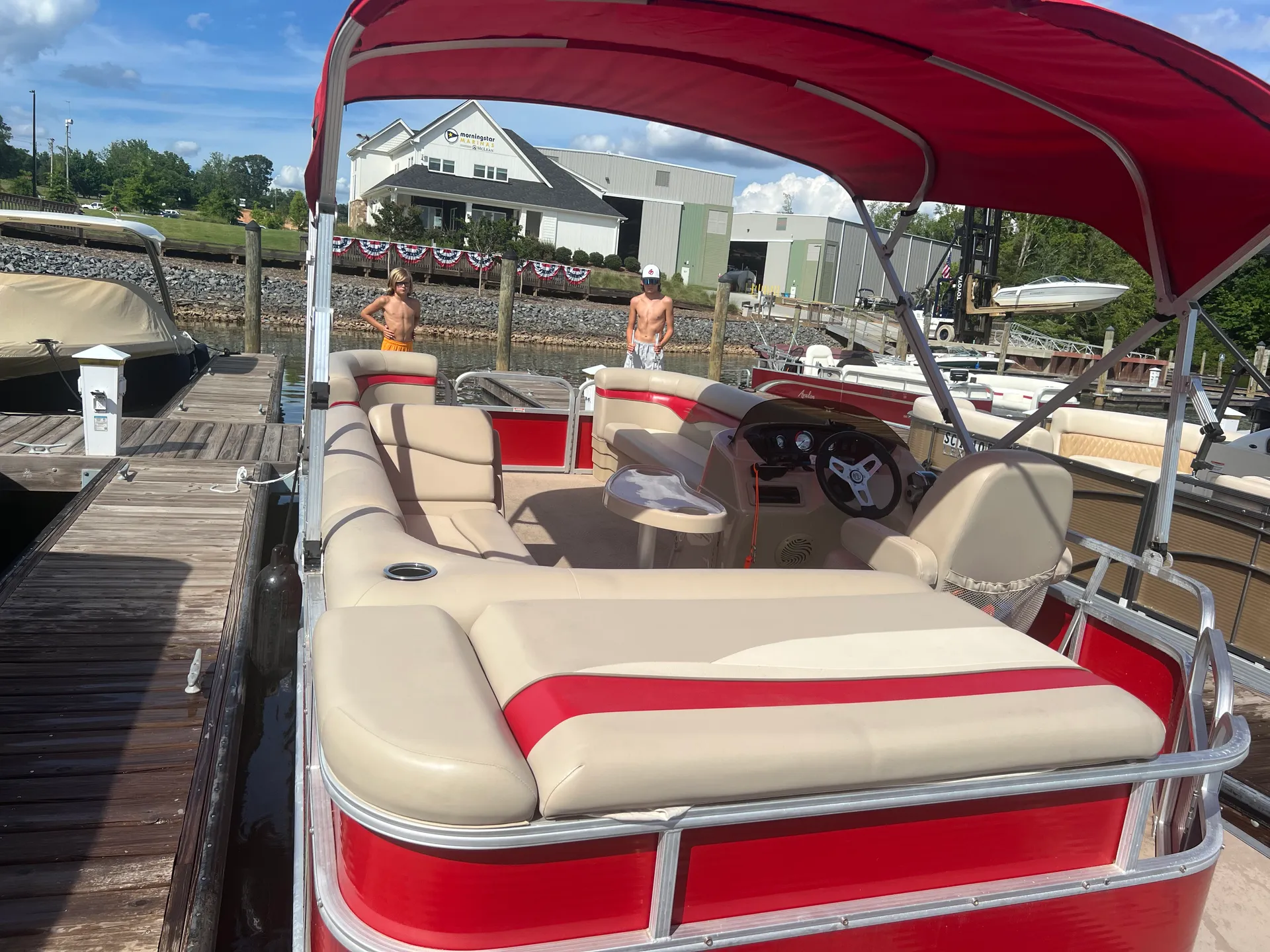 22 foot Bennington Pontoon - Family Friendly Fun
