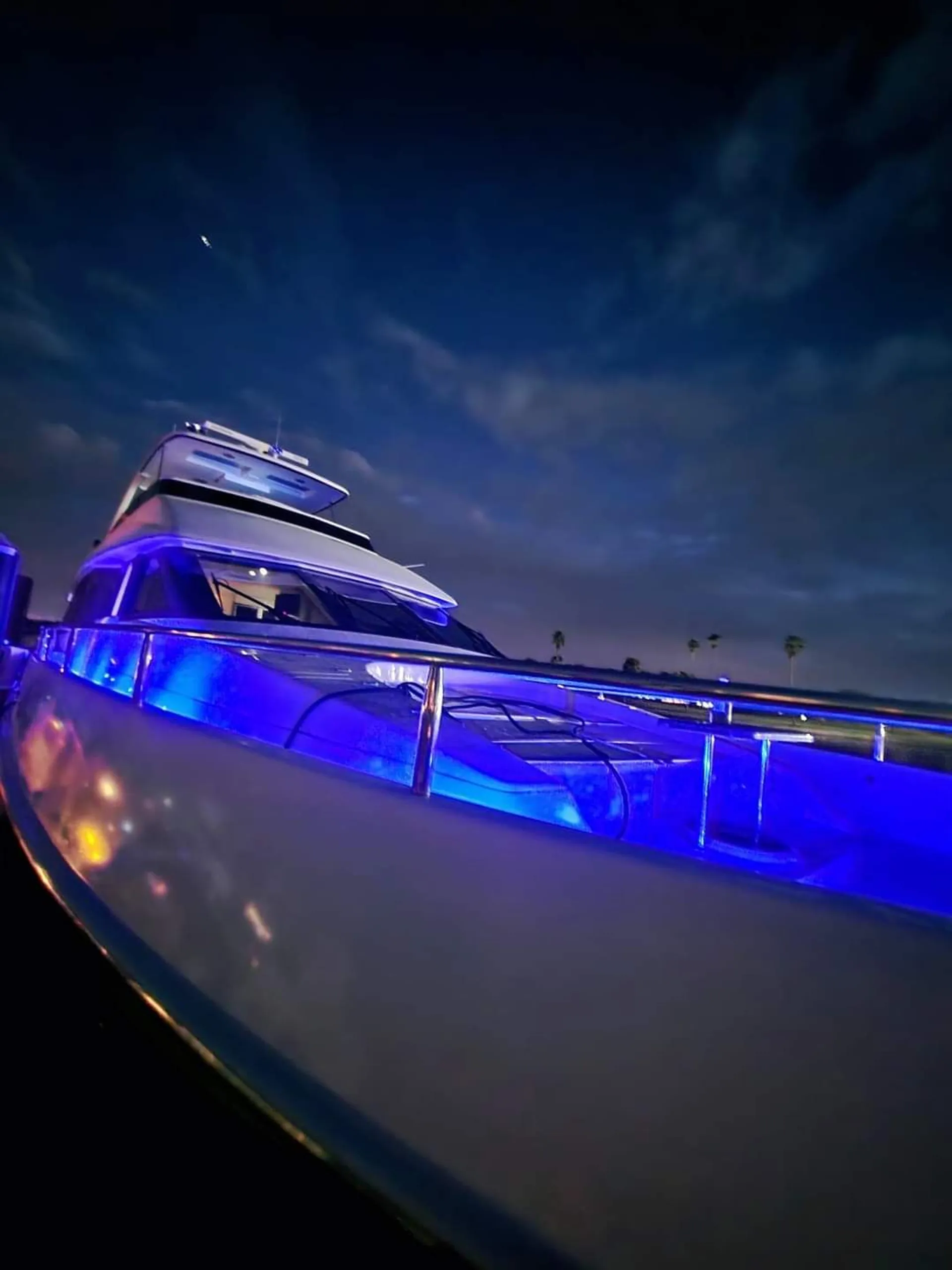 80' Ultra Luxury Mega-Yacht (Lazzara Skylounge) w/ Water Toys - 13 pax