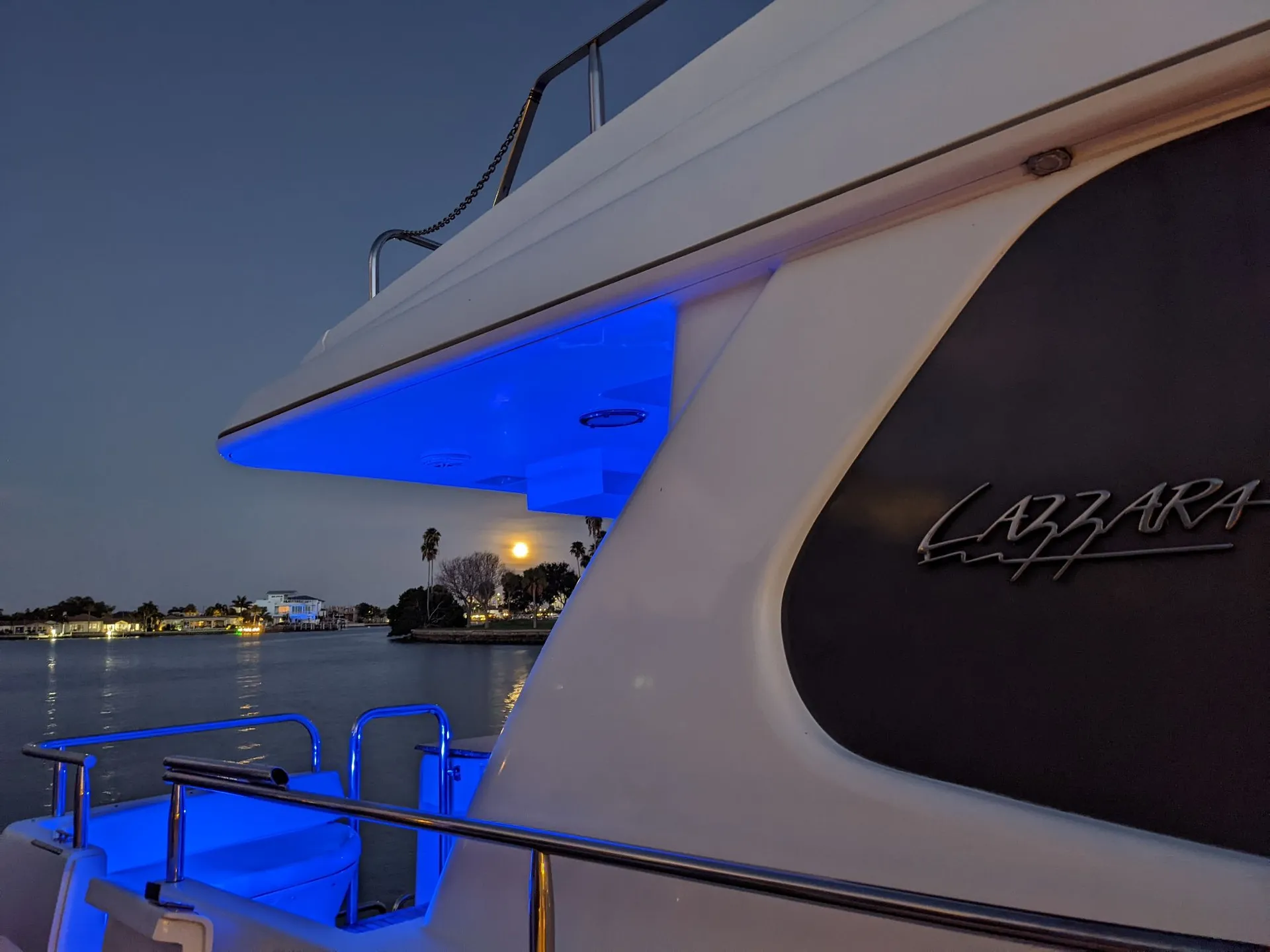 80' Ultra Luxury Mega-Yacht (Lazzara Skylounge) w/ Water Toys - 13 pax